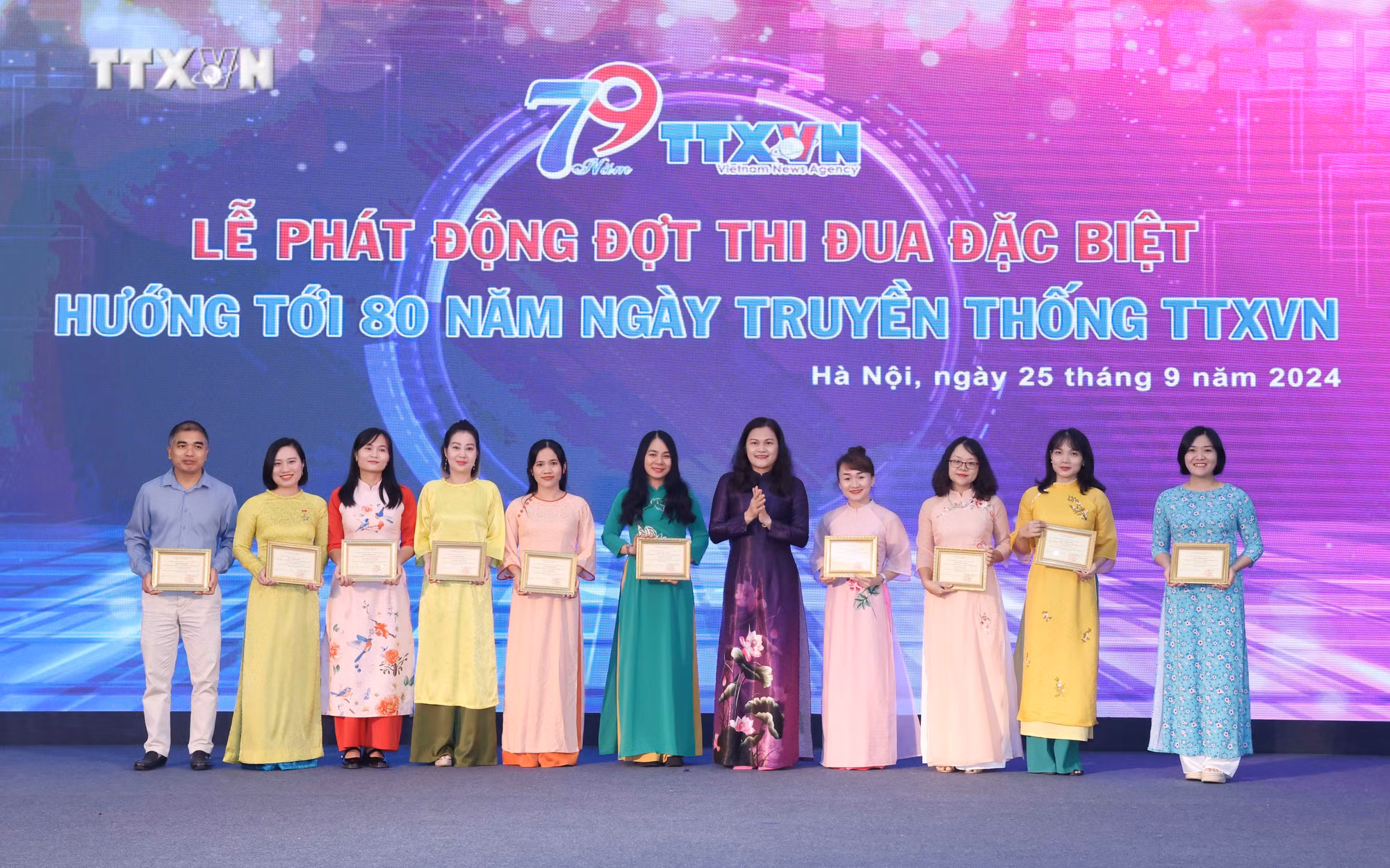 vna_potal_le_phat_dong_thi_dua_dac_biet_huong_toi_80_nam_ngay_truyen_thong_thong_tan_xa_viet_nam_7616324.jpg