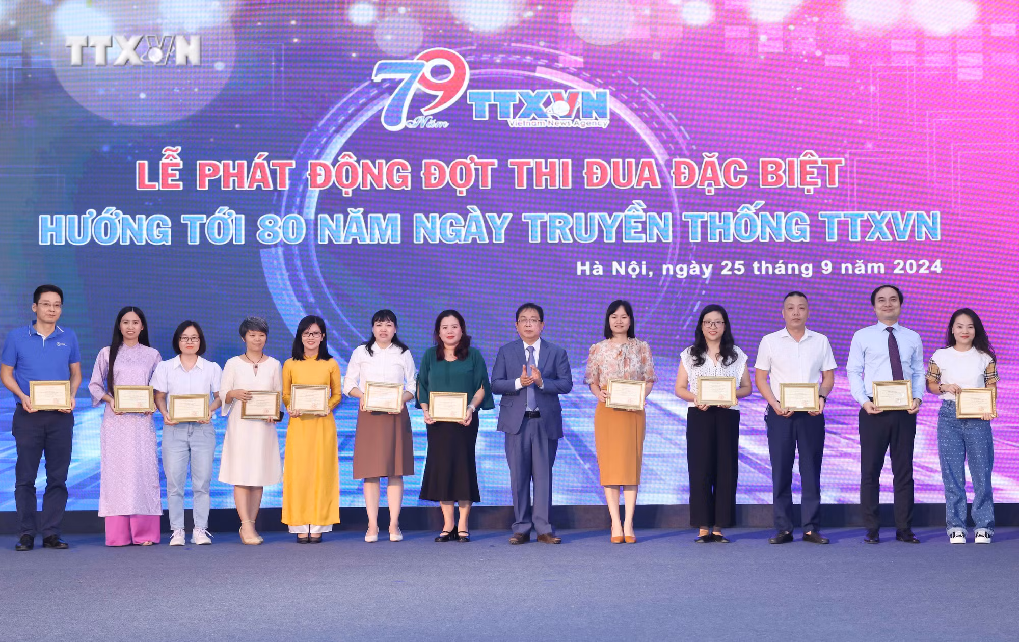 vna_potal_le_phat_dong_thi_dua_dac_biet_huong_toi_80_nam_ngay_truyen_thong_thong_tan_xa_viet_nam_7616326.jpg