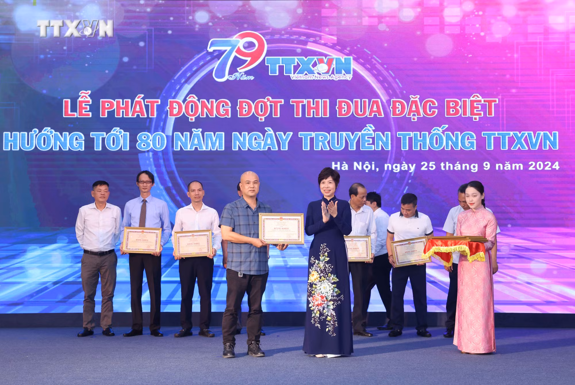 vna_potal_le_phat_dong_thi_dua_dac_biet_huong_toi_80_nam_ngay_truyen_thong_thong_tan_xa_viet_nam_7616344.jpg