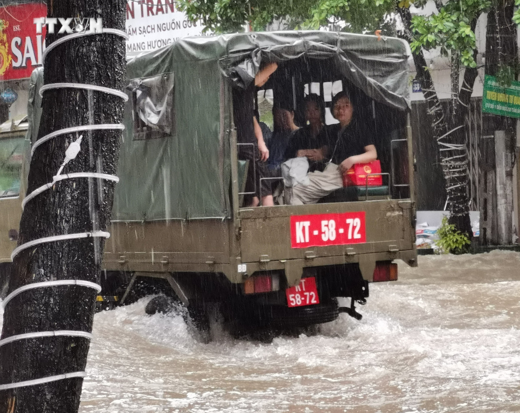 Lực lượng quân đội dùng ô tô đưa người dân di chuyển tới khu vực an toàn. Ảnh: Thanh Tùng - TTXVN vna_potal_mua_chong_len_lu_ha_noi_gong_minh_chong_do___7587957.jpg