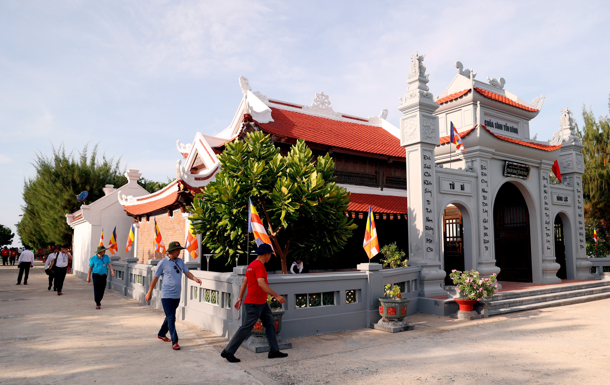 Tại huyện đảo Trường Sa, những ngôi chùa từ lâu đã trở thành “cột mốc tinh thần”, nơi để thể hiện tín ngưỡng tôn giáo, hiện thân cho những giá trị tâm linh mà người Việt Nam hằng gìn giữ ở giữa ngàn khơi. Ảnh: An Hiếu Truong Sa chu quyen thieng lieng cua To Quoc 6..jpg