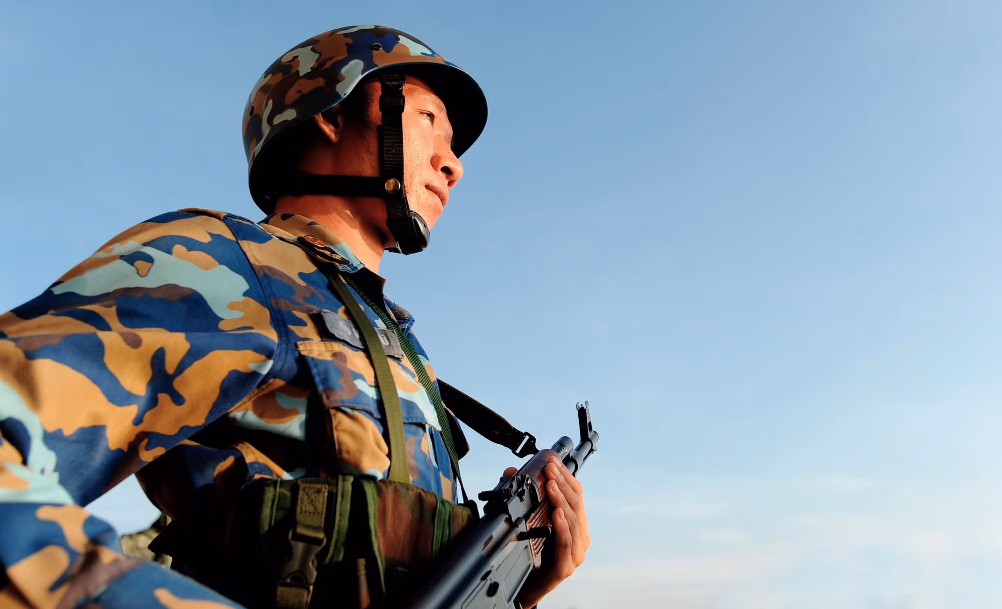 Những người lính Hải quân chắc tay súng gác biển trời Trường Sa