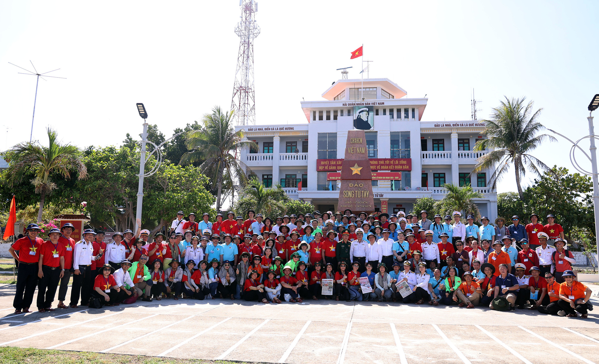 Hơn 200 đại biểu của đoàn công tác 23 thăm hỏi, động viên quân và dân tại đảo Song Tử Tây. Ảnh: An Hiếu Hanh trinh Truong Sa 6.JPG