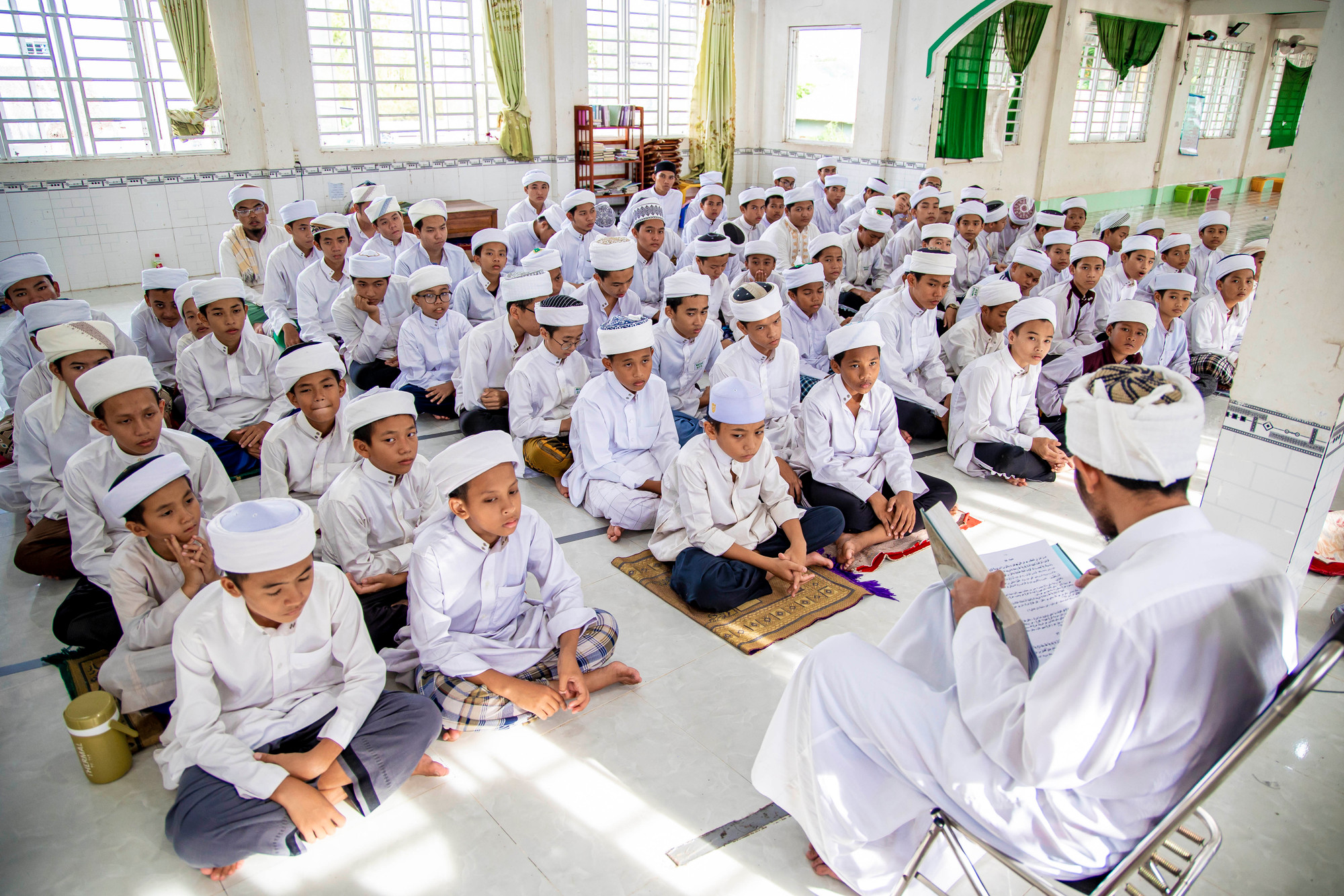 Giờ học của các thanh thiếu niên người Chăm Islam ở thánh đường Masjid Jamiul Azhar, xã Châu Phong, thị xã Tân Châu (An Giang) Gan ket dao doi cua nguoi Cham An Giang 21.jpg