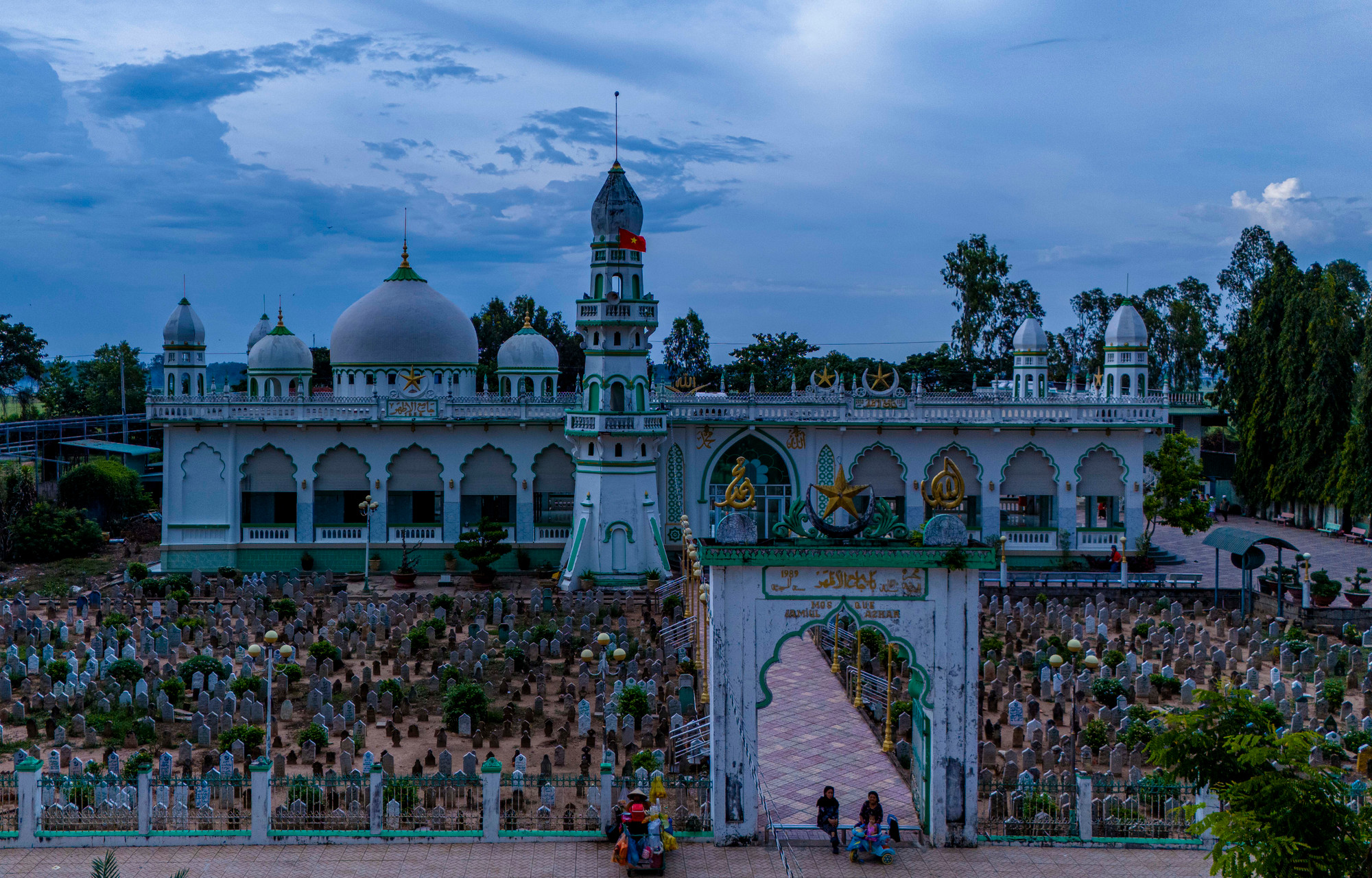 Thánh đường Masjid Jamiul Azhar, xã Châu Phong, thị xã Tân Châu (An Giang) có kiến trúc độc đáo, huyền bí với khuôn viên xung quanh thường dùng làm nơi chôn cất các tín đồ quá cố. Ảnh: An Hiếu Gan ket dao doi cua nguoi Cham An Giang 2.jpg