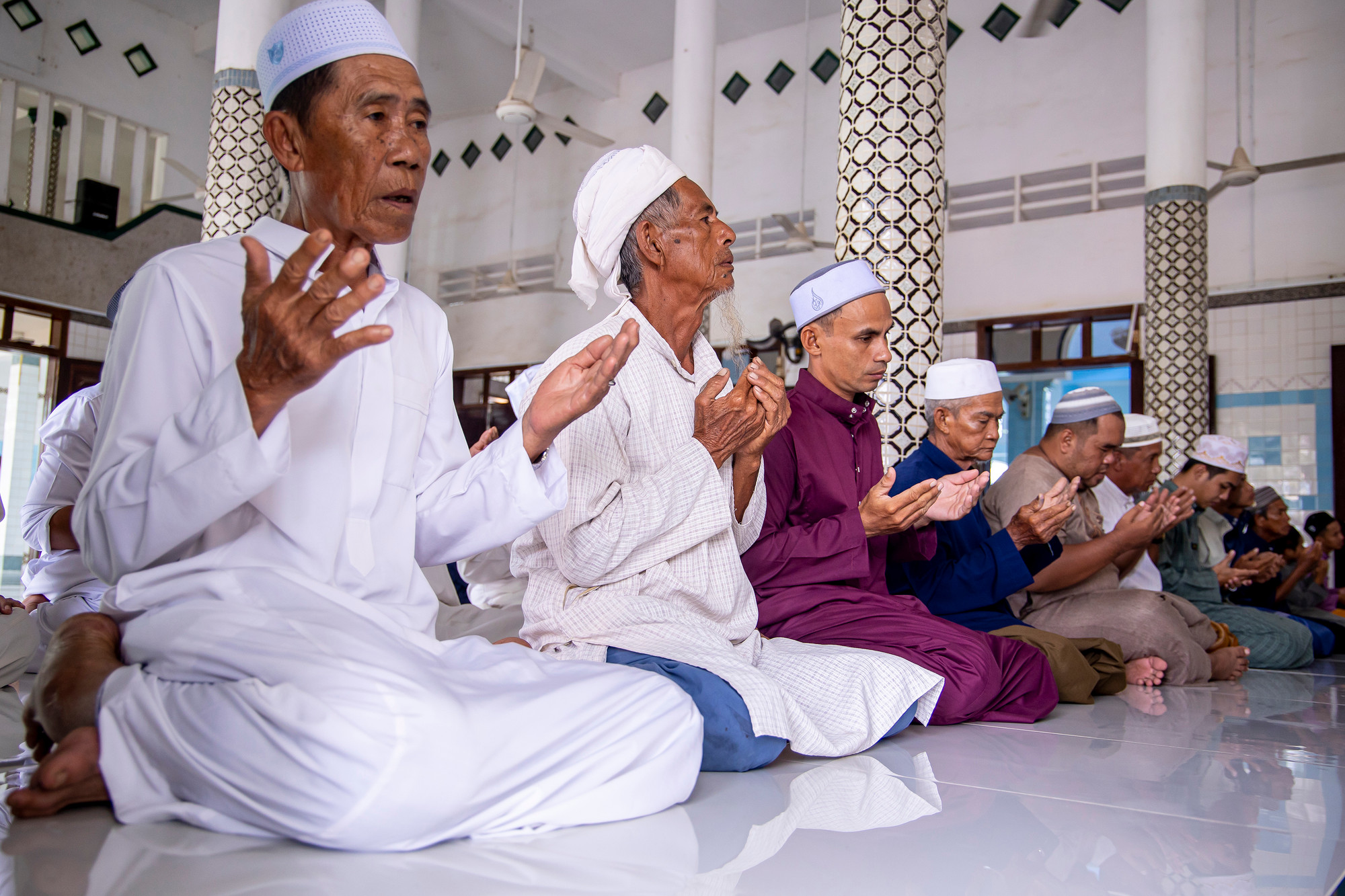 Các tín đồ Chăm Islam hành lễ mỗi ngày 5 lần, mỗi lần từ 5 đến 10 phút. Tuy thời gian làm lễ chỉ vài phút nhưng các tín đồ thể hiện sự tôn nghiêm, trang trọng qua trang phục và cách hành lễ. Ảnh: An Hiếu Gan ket dao doi cua nguoi Cham An Giang 7.jpg