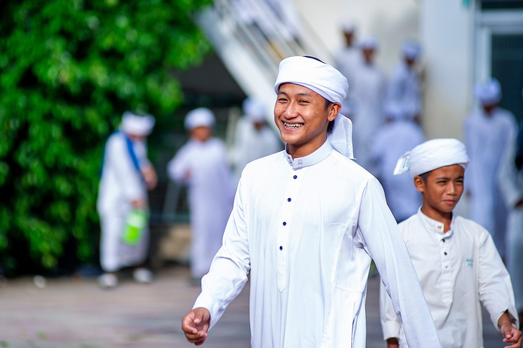 Các thanh thiếu niên người Chăm Islam đang học tập tại thánh đường Masjid Jamiul Azhar, xã Châu Phong, thị xã Tân Châu (An Giang). Ảnh: An Hiếu Gan ket dao doi cua nguoi Cham An Giang 23.jpg