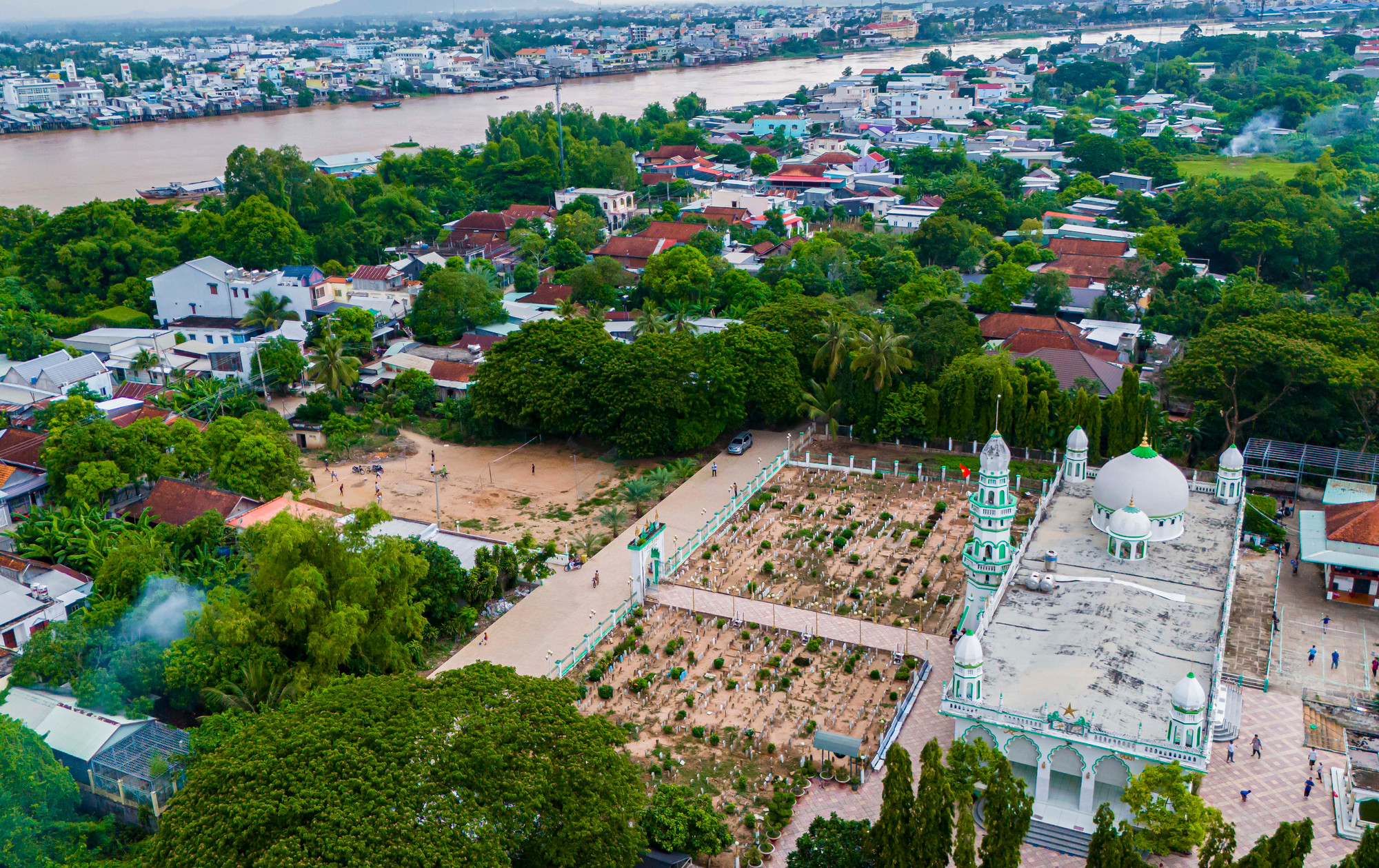 Làng Chăm ở xã Châu Phong, thị xã Tân Châu (An Giang), nơi gìn giữ những giá trị văn hóa, kiến trúc độc đáo, gắn kết cộng đồng người Chăm Islam. Ảnh: An Hiếu Gan ket dao doi cua nguoi Cham An Giang 1.jpg
