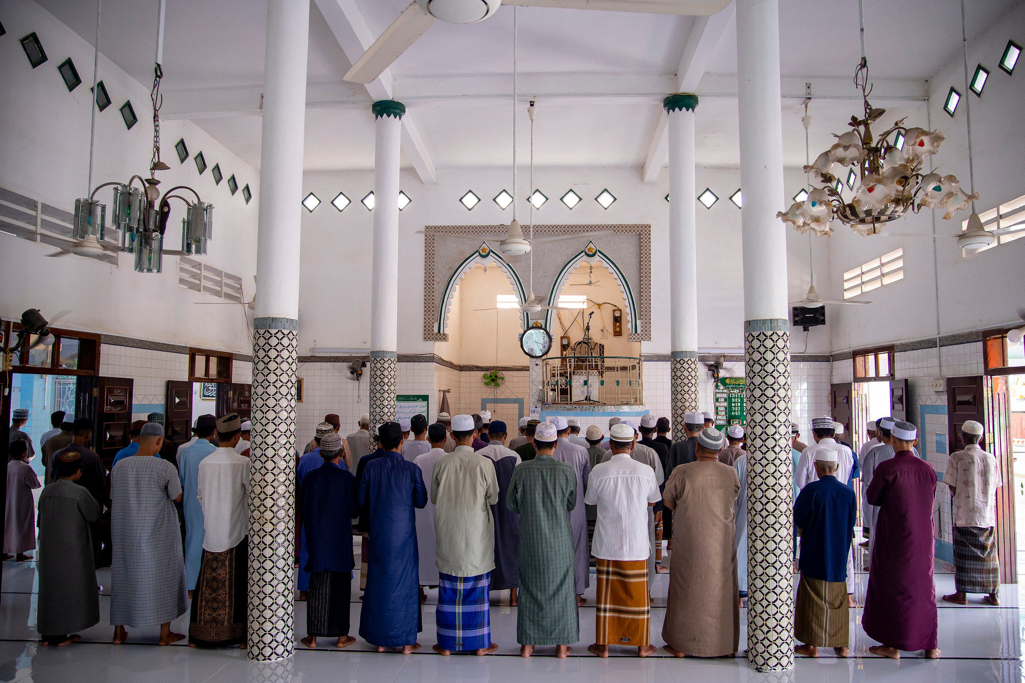 Giờ hành lễ của các tín đồ Chăm Islam tại thánh đường Masjid Al Khairiyah, xã Nhơn Hội, huyện An Phú (An Giang). Ảnh: An Hiếu Gan ket dao doi cua nguoi Cham An Giang 6.jpg
