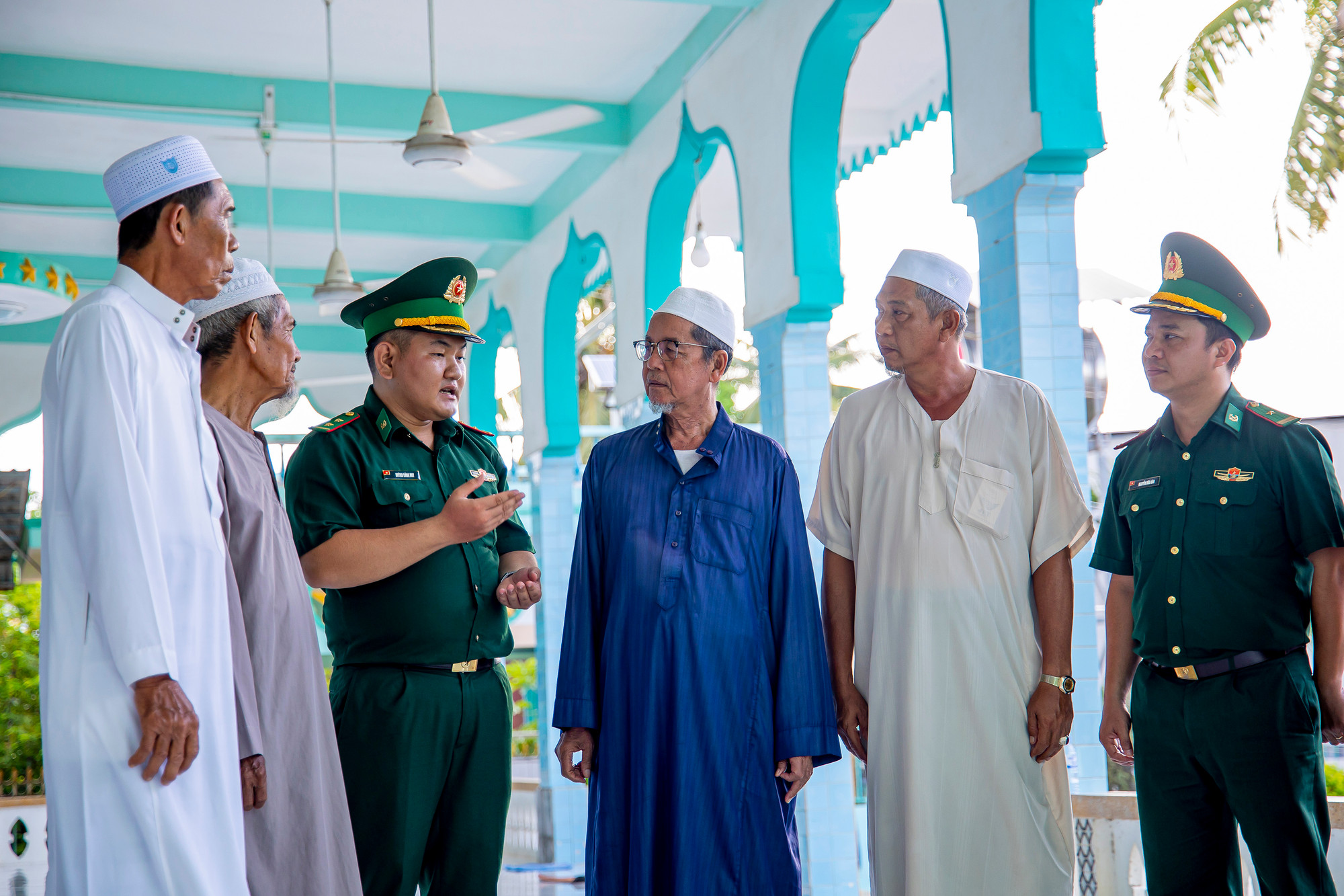Cán bộ, chiến sĩ Đồn biên phòng Nhơn Hội phổ biến chủ trương, đường lối, chính sách pháp luật của Đảng và Nhà nước với Ban quản trị thánh đường Masjid Al Khairiyah, xã Nhơn Hội, huyện An Phú (An Giang). Ảnh: An Hiếu Gan ket dao doi cua nguoi Cham An Giang 8.jpg