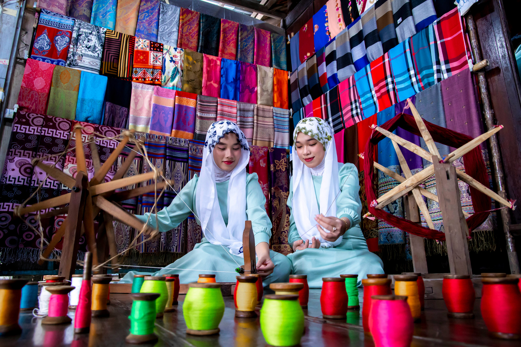 Không những nồng hậu đón khách, xưởng dệt của gia đình ông Mohamad và bà Say Mahcòn tạo điều kiện cho khách được dệt thử một đoạn thổ cẩm hay mặc thử các trang phục truyền thống của người Chăm... Ảnh: An Hiếu Gan ket dao doi cua nguoi Cham An Giang 14.jpg