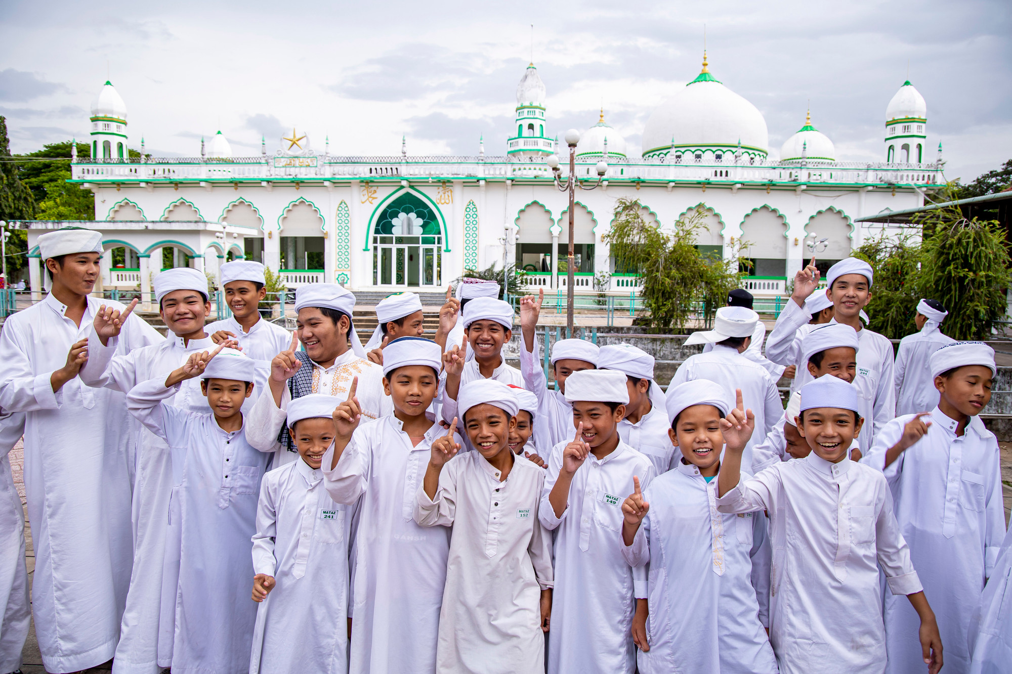 Các thanh thiếu niên người Chăm Islam trong trang phục truyền thống tại thánh đường Masjid Jamiul Azhar, xã Châu Phong, thị xã Tân Châu (An Giang). Ảnh: An Hiếu Gan ket dao doi cua nguoi Cham An Giang 22B.jpg