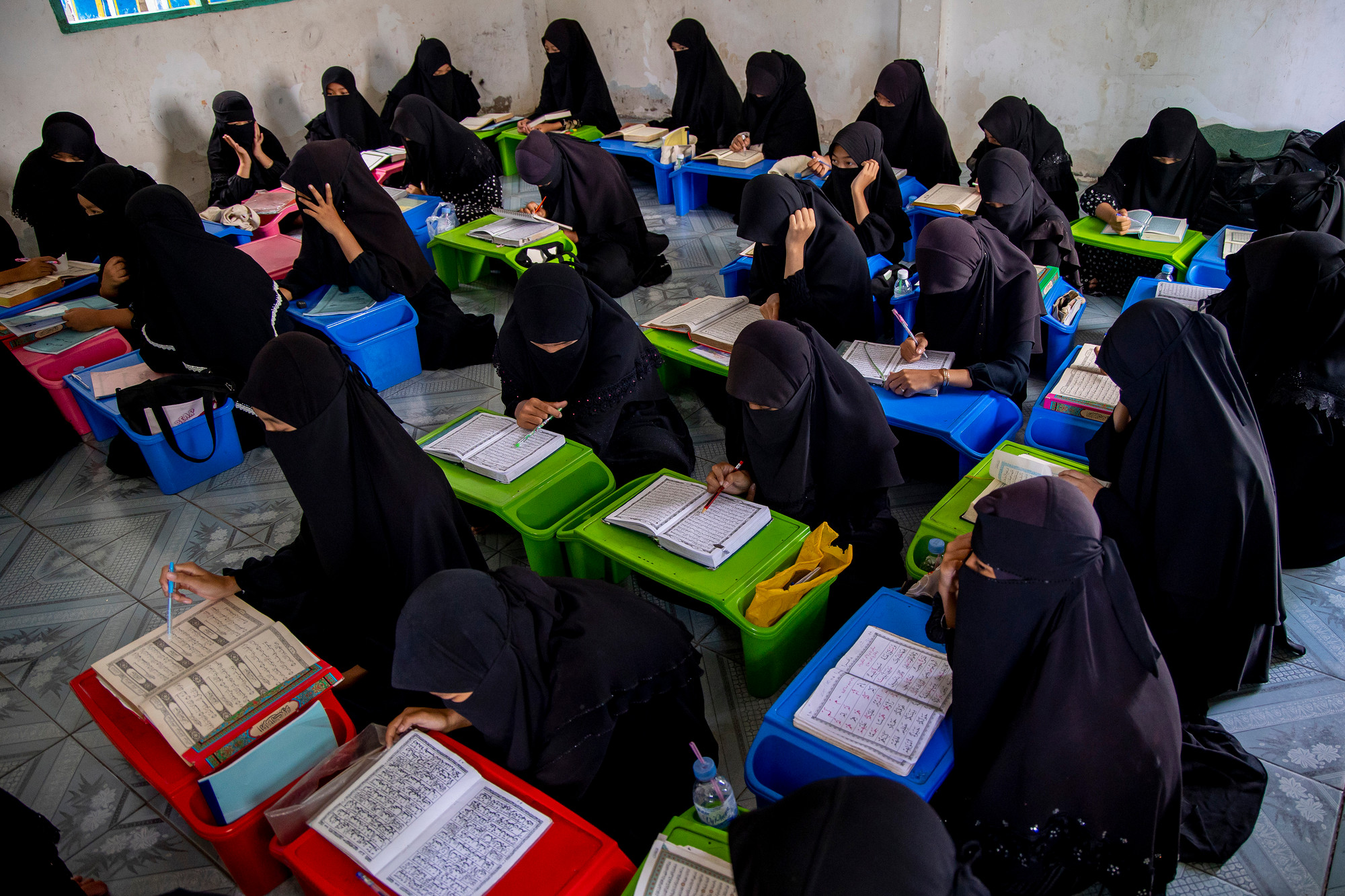 Lớp học Kinh Koran của các thiếu nữ Chăm Islam tại thánh đường Masjid Al Khairiyah, xã Nhơn Hội, huyện An Phú (An Giang). Ảnh: An Hiếu Gan ket dao doi cua nguoi Cham An Giang 4.jpg