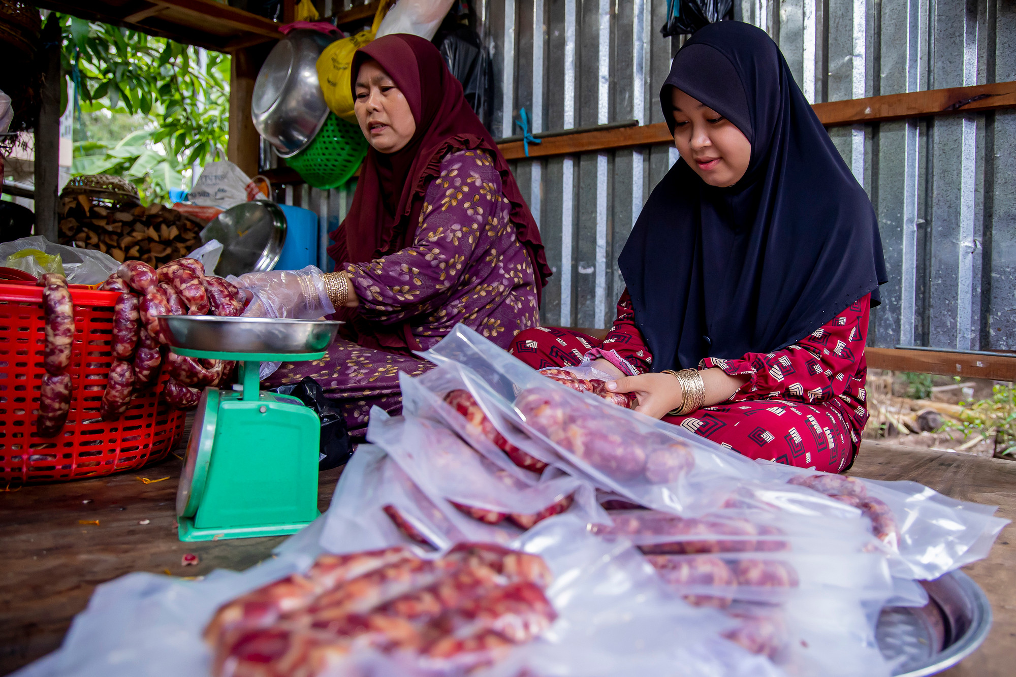 Tung lò mò (lạp xưởng bò), món đặc sản đặc trưng của cộng đồng người Chăm Islam ở An Giang đang đóng gói chân không thành phẩm tại nhà ông A Mách. Ảnh: An Hiếu Gan ket dao doi cua nguoi Cham An Giang 10.jpg