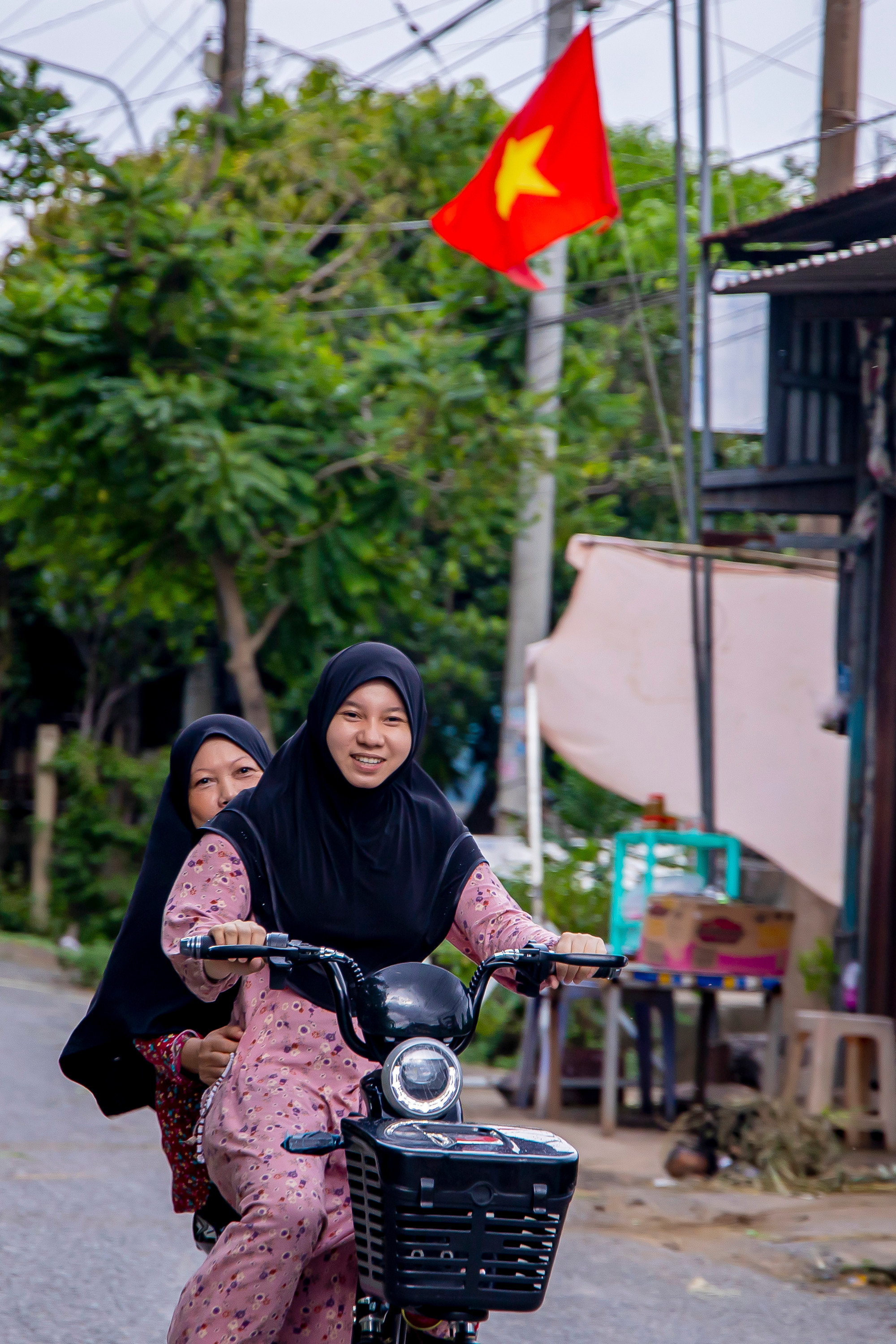 Người Chăm Islam ở An Giang vẫn gìn giữ được những nét truyền thống trong sinh hoạt đời thường. Ảnh: An Hiếu Gan ket dao doi cua nguoi Cham An Giang 12.jpg