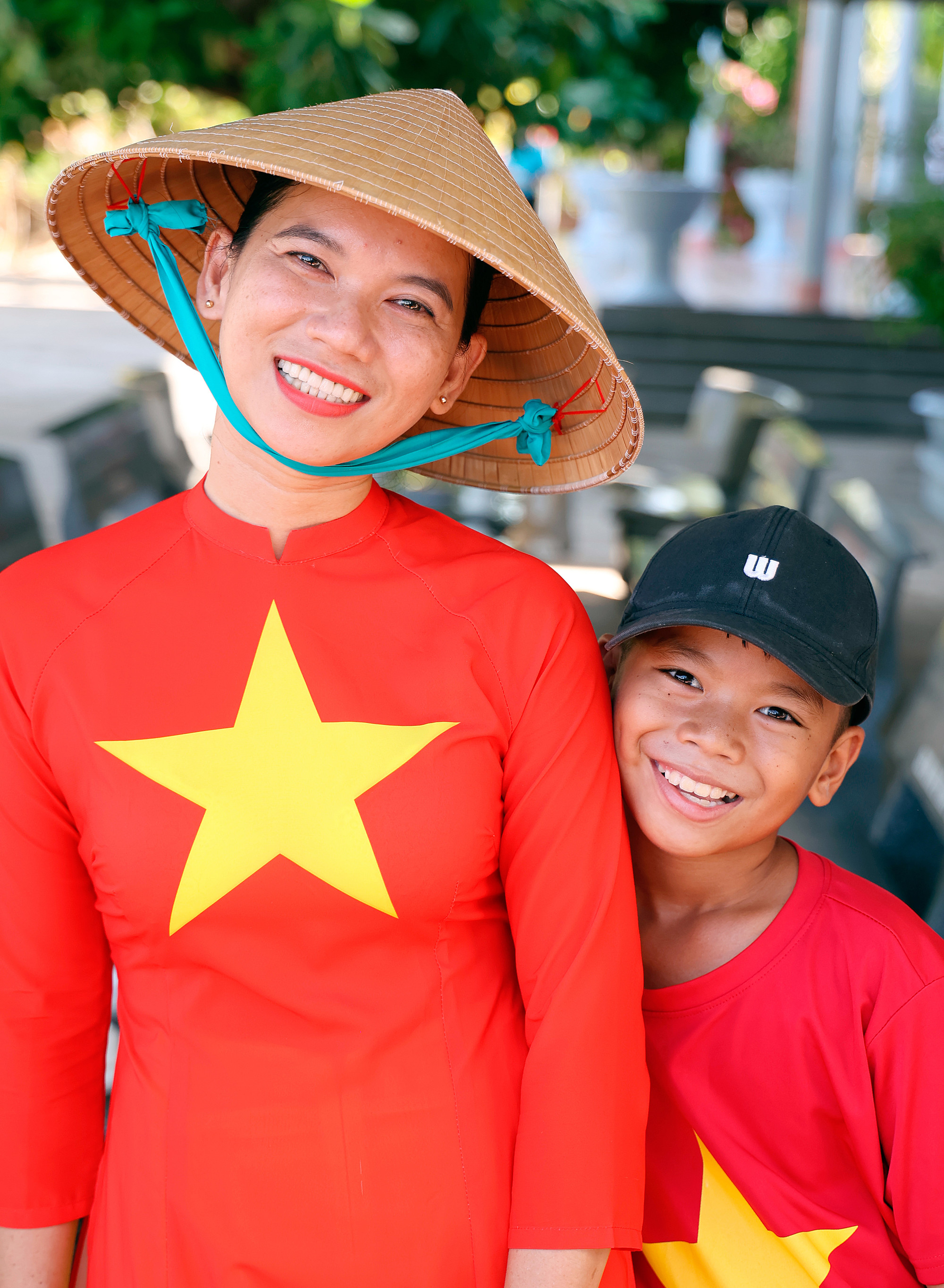 Mẹ con chị Trần Thị Châu Úc ở xã đảo Song Tử Tây, huyện Trường Sa (Khánh Hòa) rạng rỡ trong màu cờ Tổ quốc. Ảnh: An Hiếu Bia PSCD Truong sa chu quyen thieng lieng cua To Quoc 1B.jpg