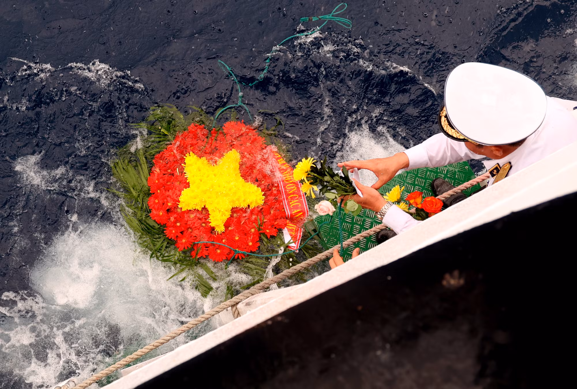 Phút lắng đọng tưởng niệm các anh hùng liệt sĩ hy sinh tại quần đảo Trường Sa