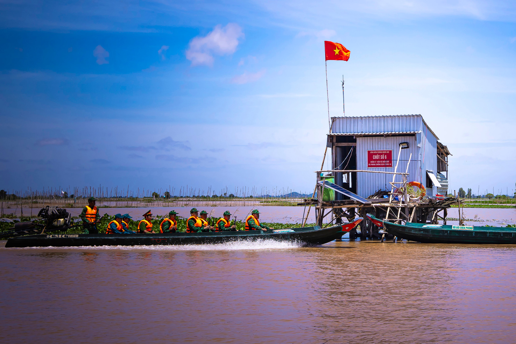 Cán bộ, chiến sĩ Đồn biên phòng Nhơn Hội phối hợp liên ngành tuần tra biên giới bằng xuồng vào mùa nước nổi tại khu vực chốt số 6, huyện An Phú (An Giang). Ảnh: An Hiếu Bien phong An Giang 19B.jpg