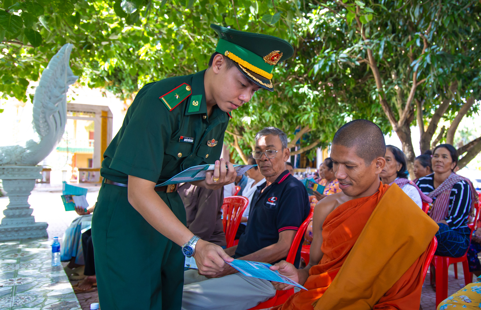 Cán bộ, chiến sĩ Đồn biên phòng Nhơn Hưng tuyên truyền, trao đổi thông tin định kỳ với sư sãi cùng với đồng bào Khmer tại chùa Tà Ngáo, phường An Phú, thị xã Tịnh Biên (An Giang). Ảnh An Hiếu Bien phong An Giang 9.jpg
