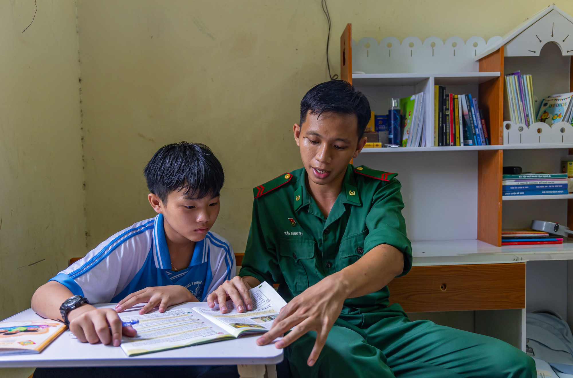 Em Nguyễn Văn Huy Chương, 11 tuổi được cán bộ, chiến sĩ Đồn Biên phòng Lạc Quới, huyện Trị Tôn (An Giang) đón về nuôi từ lúc 6 tuổi. Tại đây, em được những “người cha quân hàm xanh” chăm sóc đầy đủ về vật chất lẫn tinh thần. Ảnh: An Hiếu Bien phong An Giang 4.jpg