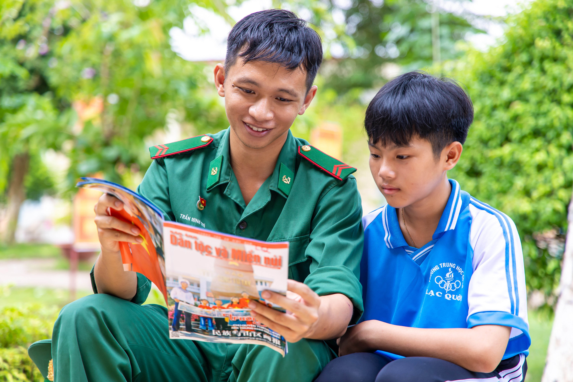 Em Nguyễn Văn Huy Chương, 11 tuổi với “những người cha quân hàm xanh” của Đồn Biên phòng Lạc Quới, huyện Trị Tôn (An Giang). Ảnh: An Hiếu Bien phong An Giang 5.jpg