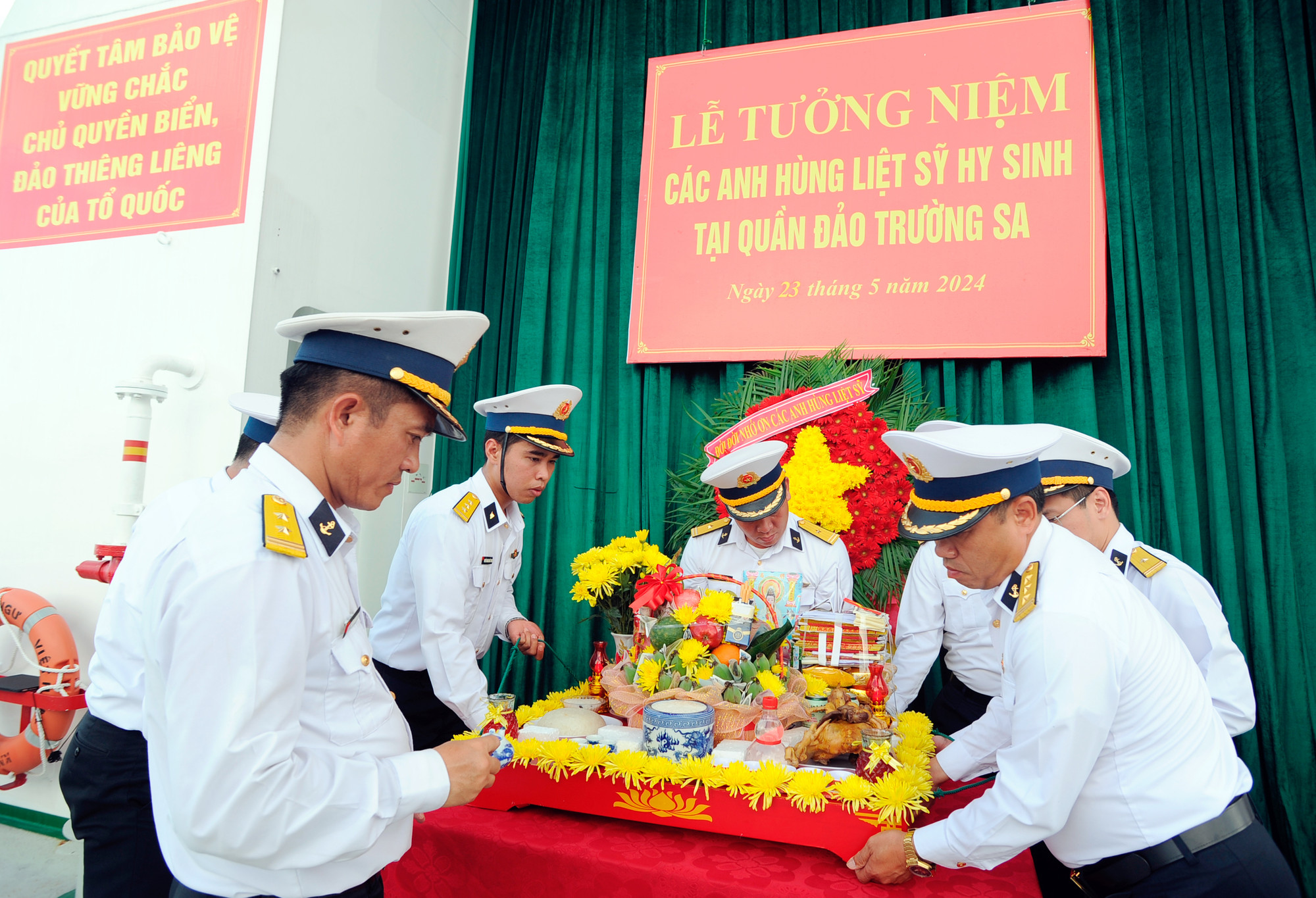 Chuẩn bị các vật phẩm cho Lễ tưởng niệm các liệt sĩ hy sinh tại Quần đảo Trường Sa. Ảnh: An Hiếu