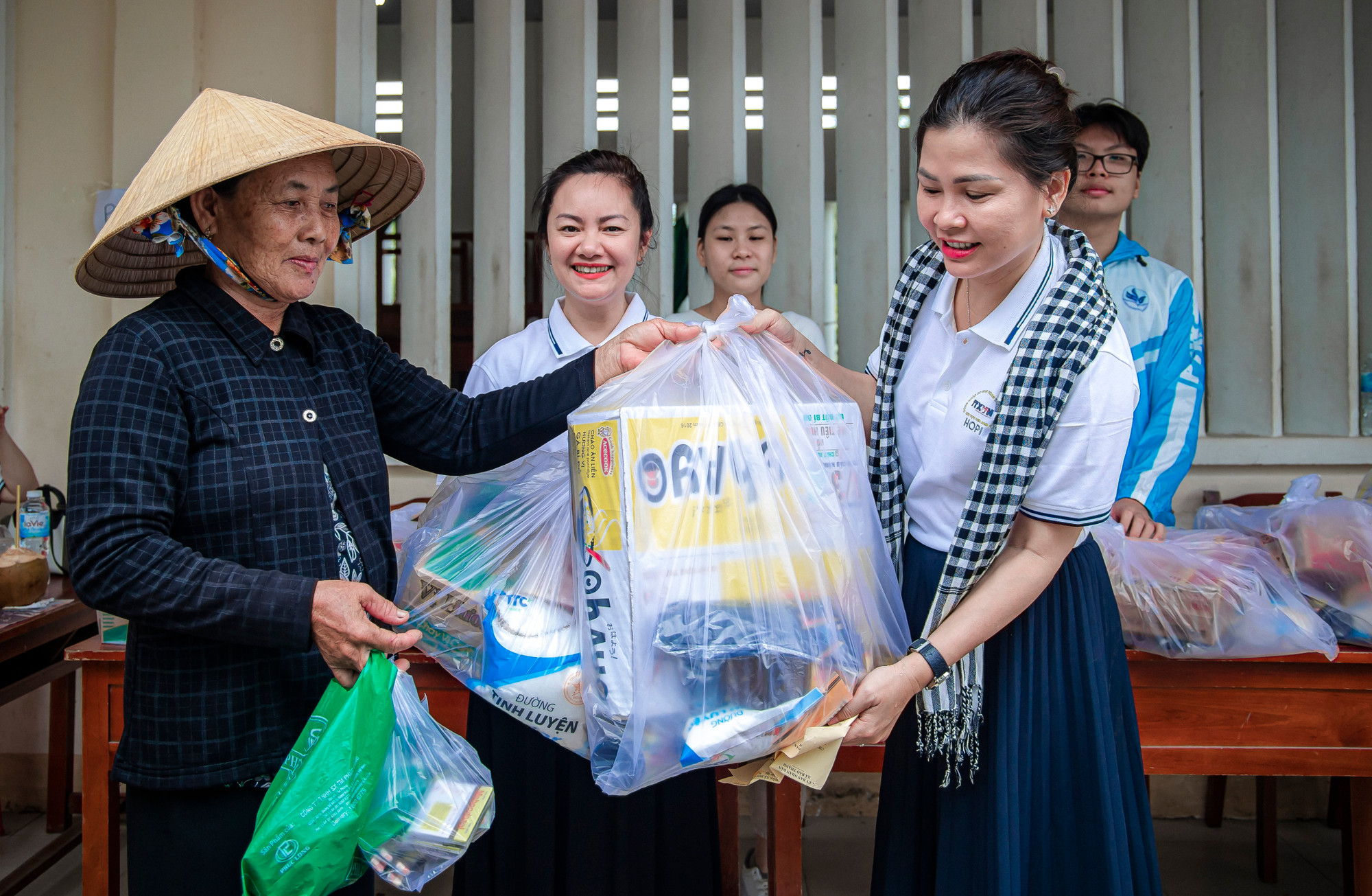 Ban tổ chức trao quà cho người dân có hoàn cảnh khó khăn ở xã Bảo Thạnh, huyện Ba Tri (Bến Tre). Ảnh: An Hiếu