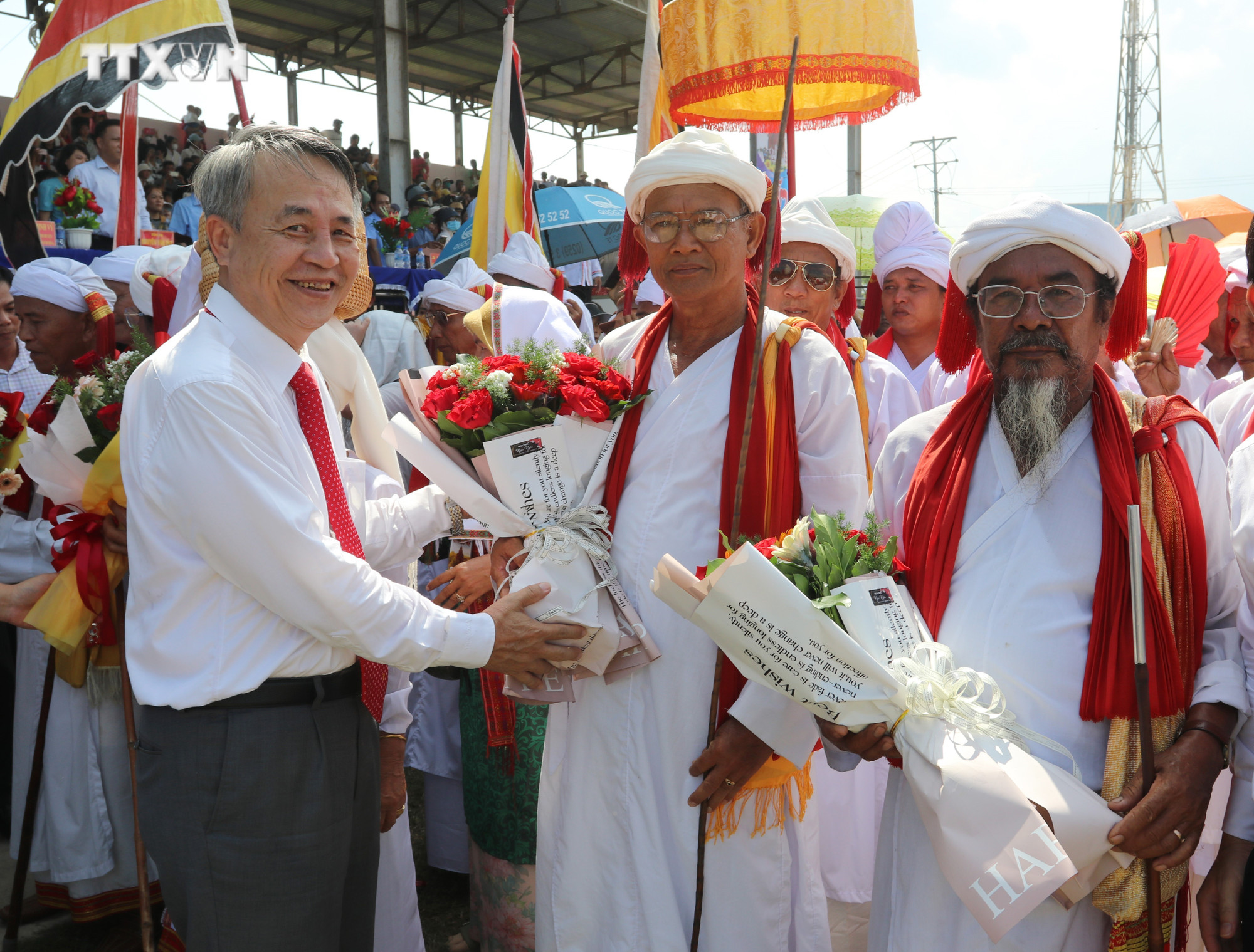 Ông Trần Minh Nam, Trưởng Ban Tuyên giáo Tỉnh ủy Ninh Thuận tặng hoa chúc mừng các vị chức sắc đồng bào Chăm theo đạo Bàlamôn tại Lễ hội Katê năm 2024. Ảnh: Nguyễn Thành – TTXVN vna_potal_dong_bao_cham_ninh_thuan_vui_don_le_hoi_kate_2024_7627365.jpg