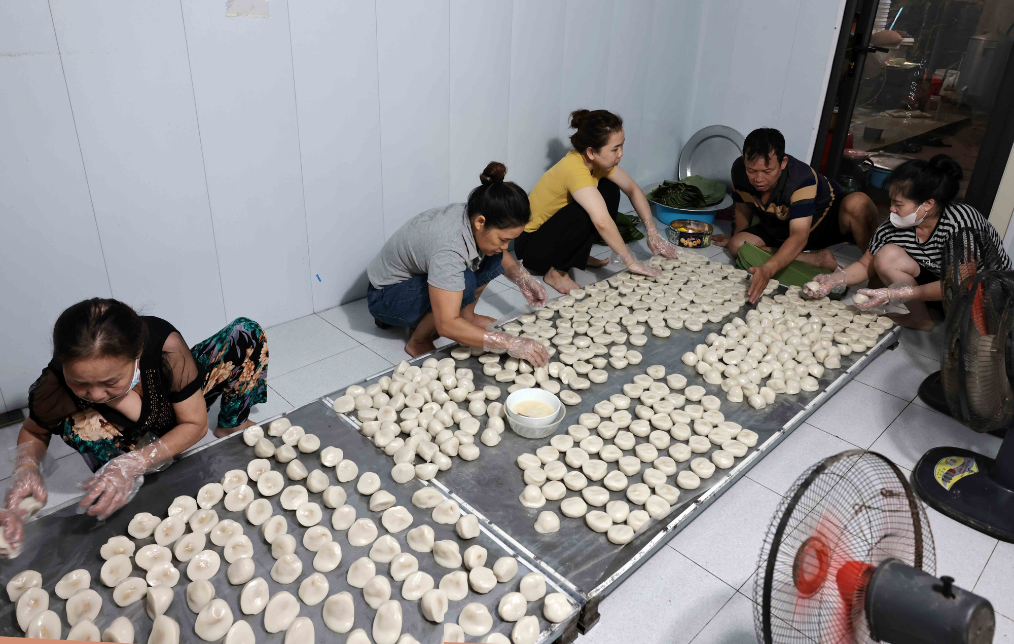 Cơ sở bánh dầy Tấn Toan đang làm bánh dầy cho khách hàng tỉnh Điện Biên. Ảnh: Trần Việt – TTXVN 2.jpg
