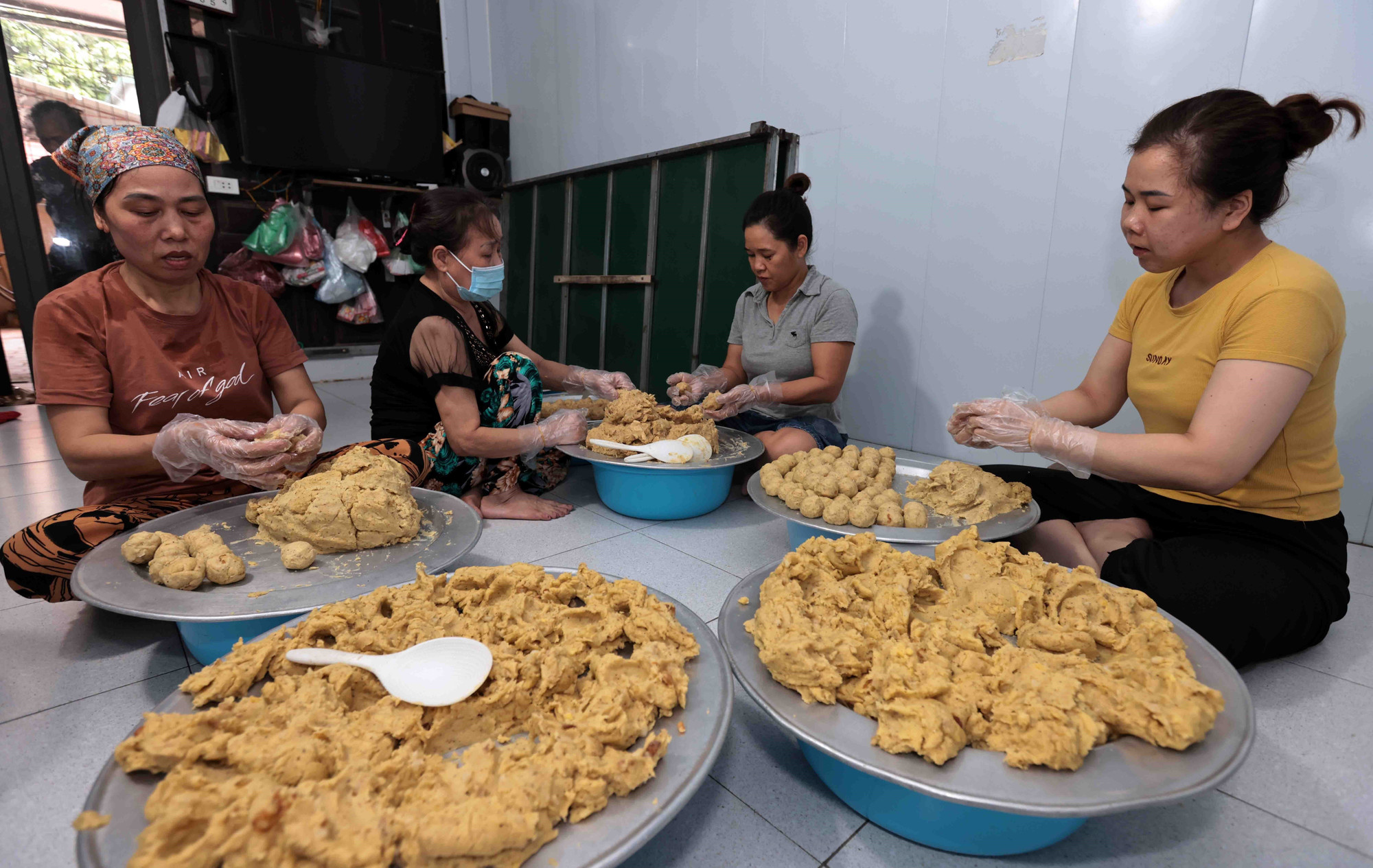 Nhân bánh được chia đều nắm từng nắm. Ảnh: Trần Việt – TTXVN 13.jpg