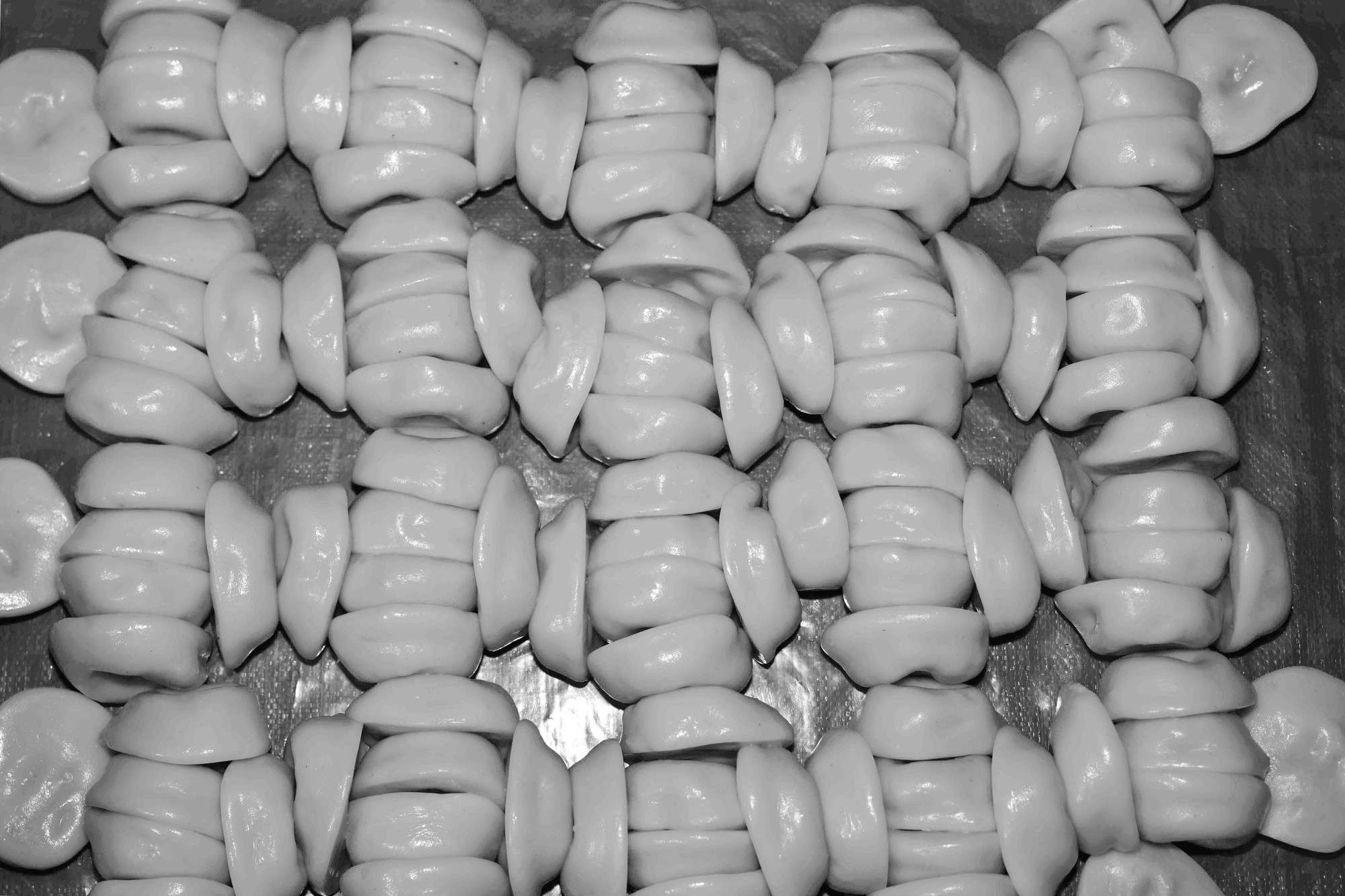 Bánh được xếp sẵn 6 chiếc một để gói. Ảnh: Trần Việt – TTXVN 7.jpg