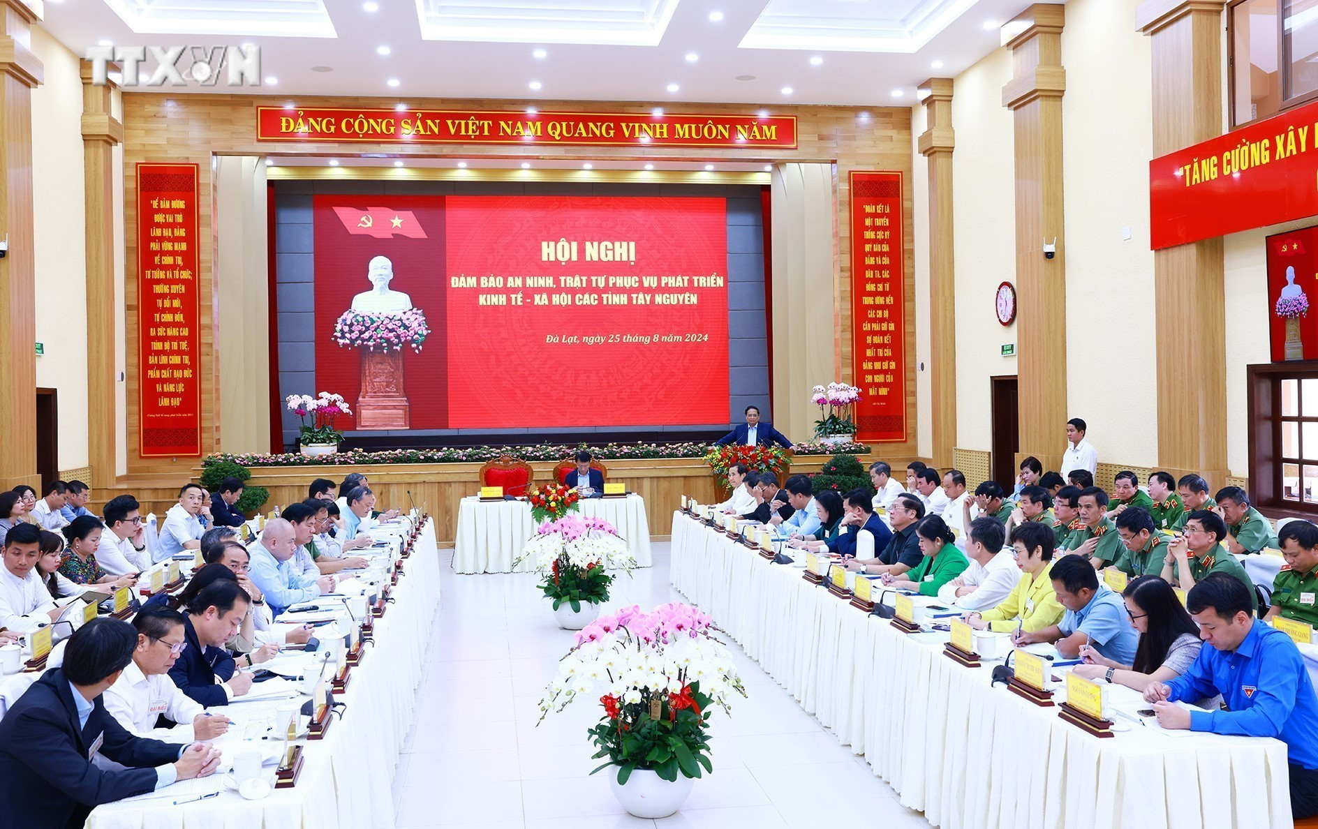 Hội nghị đảm bảo an ninh trật tự phục vụ phát triển kinh tế - xã hội các tỉnh Tây Nguyên. Ảnh: Dương Giang-TTXVN vna_potal_thu_tuong_chu_tri_hoi_nghi_dam_bao_an_ninh_trat_tu_cac_tinh_tay_nguyen_7555635.jpg