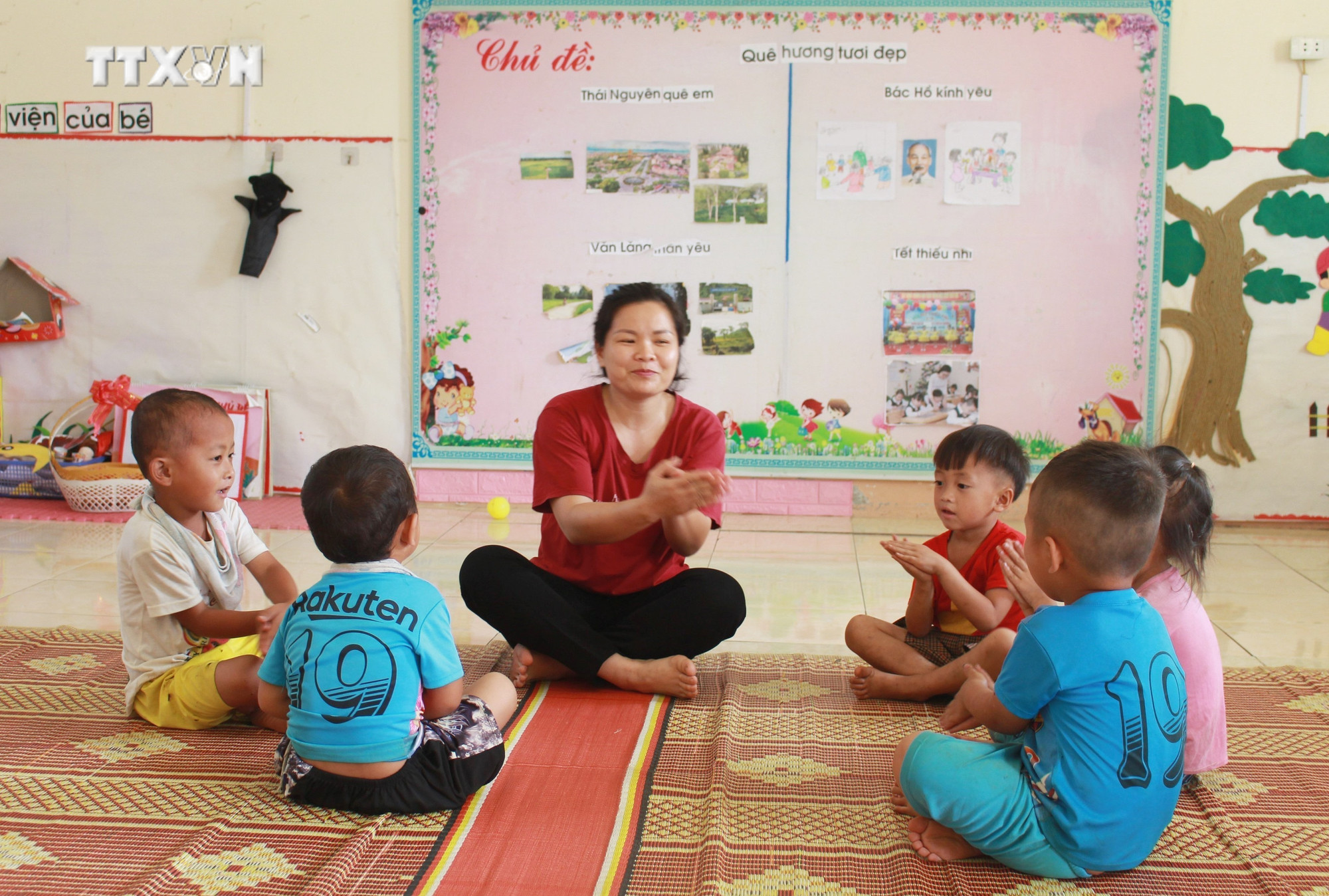 Giờ học tăng cường Tiếng Việt của cô và trò Điểm trường Bản Tèn (xã Văn Lăng, huyện Đồng Hỷ, tỉnh Thái Nguyên). Ảnh: TTXVN vna_potal_thai_nguyen_ho_tro_phat_trien_giao_duc_cho_hoc_sinh_dan_toc_mong_tai_ban_ten_6749705.jpg