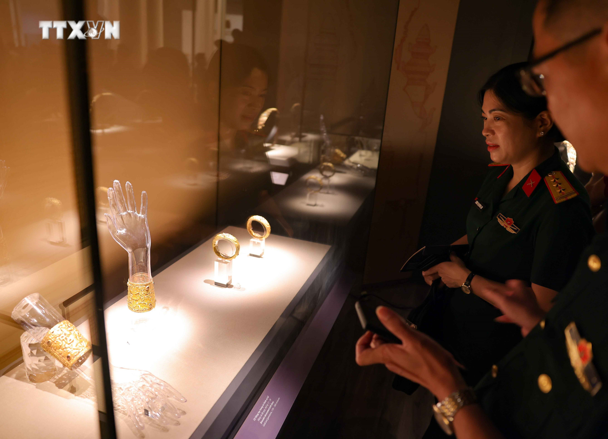 Trưng bày gồm 2 phần: Tượng và linh vật tôn giáo; Đồ trang sức và vật dụng mang biểu tượng tôn giáo và quyền uy hoàng tộc. Ảnh: Thanh Tùng - TTXVN vna_potal_khai_mac_trung_bay_chuyen_de_bau_vat_champa_-_dau_an_thoi_gian_7561105.jpg