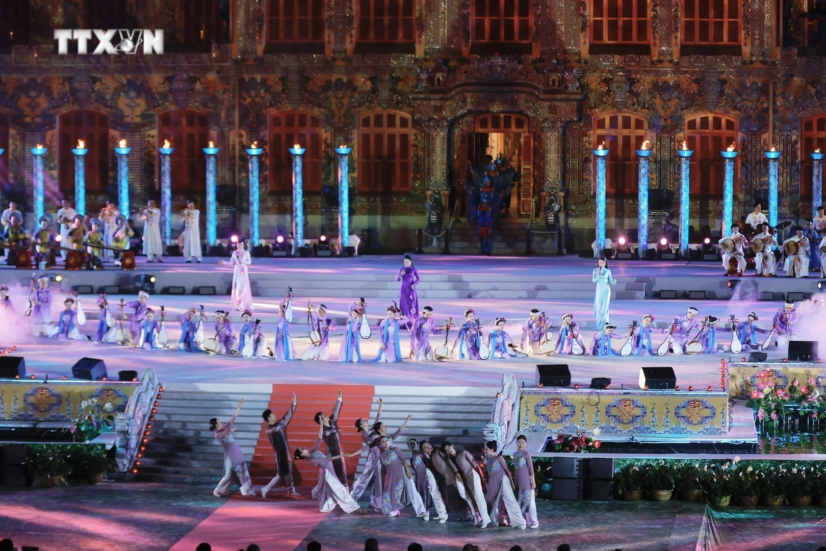 Tiết mục nghệ thuật biểu diễn trong đêm bế mạc. Ảnh: Minh Quyết - TTXVN vna_potal_be_mac_festival_hue_2024_7427578.jpeg