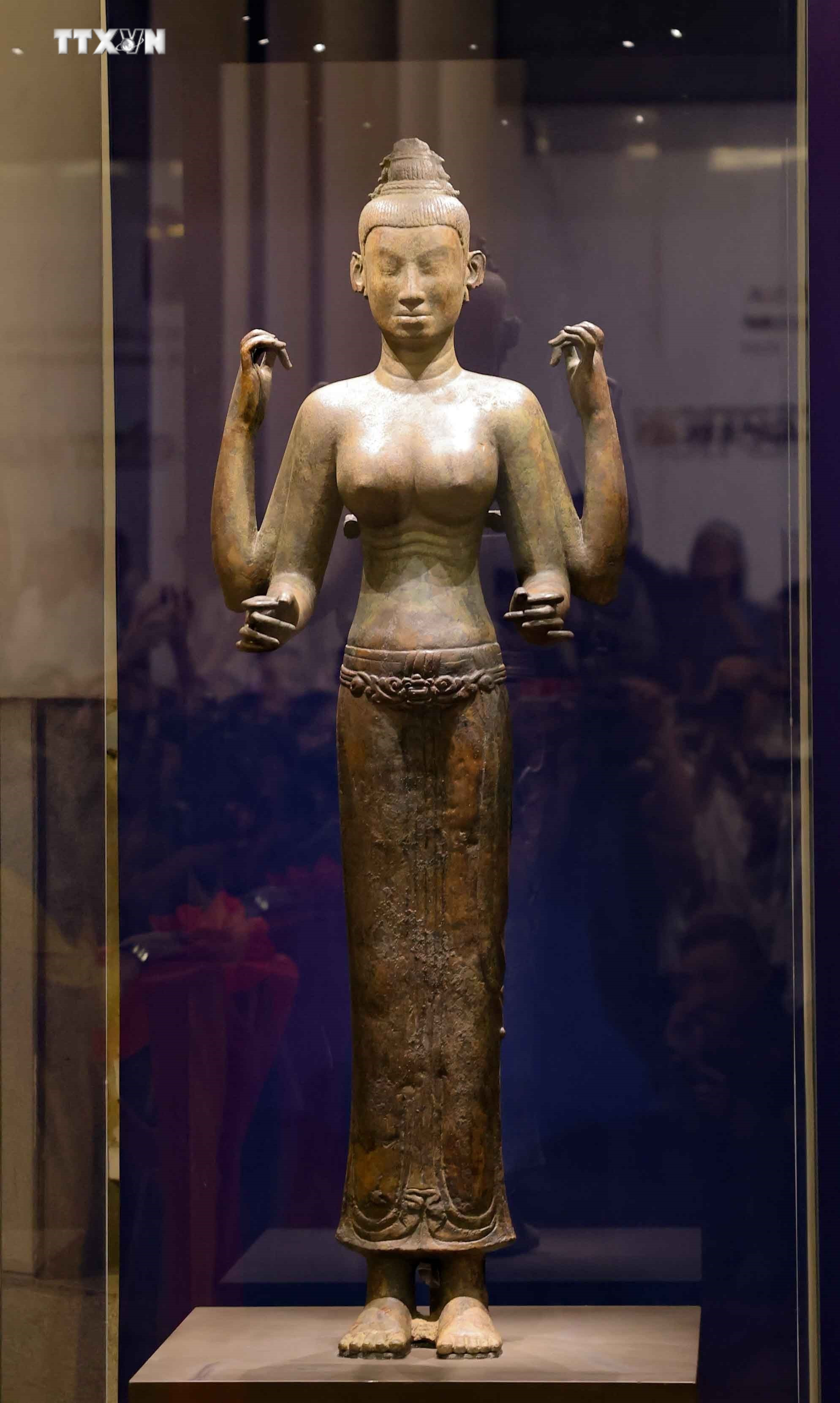 Tượng Nữ thần Durga 4 tay, có thể khối lớn (cao toàn bộ 191cm, trong đó, tượng cao 157cm, nặng 101kg), niên đại vào thế kỷ VII với hiện trạng còn tương đối nguyên vẹn. Tượng có nguồn gốc Việt Nam, thuộc phong cách nghệ thuật văn hóa Champa. Ảnh: Thanh Tùng - TTXVN vna_potal_khai_mac_trung_bay_chuyen_de_bau_vat_champa_-_dau_an_thoi_gian_7561116.jpg