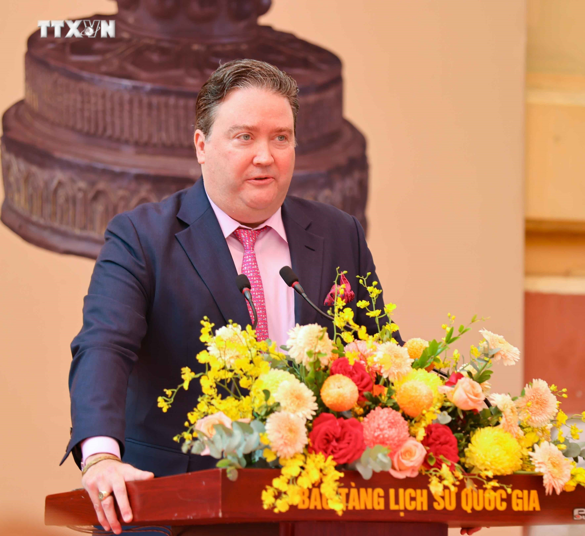 Đại sứ Hoa Kỳ tại Việt Nam Marc Knapper phát biểu. Ảnh: Thanh Tùng - TTXVN vna_potal_le_cong_bo_ket_qua_tiep_nhan_hoi_huong_tuong_dong_nu_than_durga_va_khai_mac_trung_bay_chuyen_de_bau_vat_champa_-_dau_an_thoi_gian_7561110.jpg