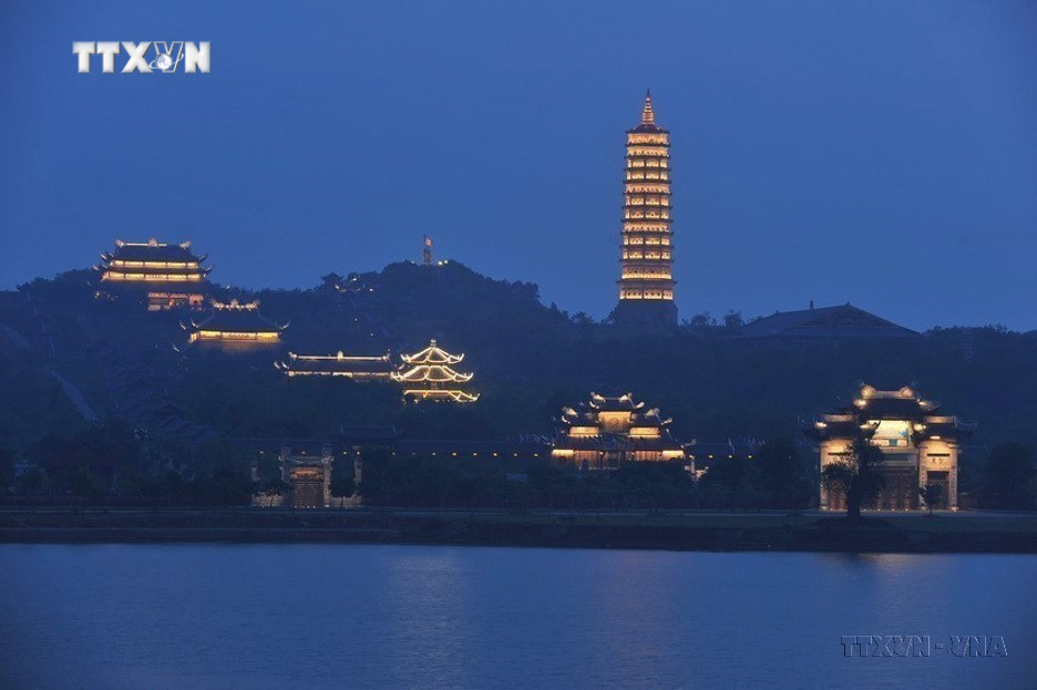Chùa Bái Đính thuộc Khu du lịch sinh thái Tràng An, là một quần thể chùa lớn có diện tích 539 ha bao gồm các khu vực như: Công viên văn hóa và học viện Phật giáo, khu đón tiếp và công viên cảnh quan, đường giao thông, khu hồ Đàm Thị, hồ phóng sinh và nhiều công trình vẫn đang được tiếp tục xây dựng. Ảnh: Minh Đức - TTXVN vna_potal_10_nam_quan_the_danh_thang_trang_an_duoc_unesco_ghi_danh_la_di_san_van_hoa_va_thien_nhien_the_gioi_7337228.jpg