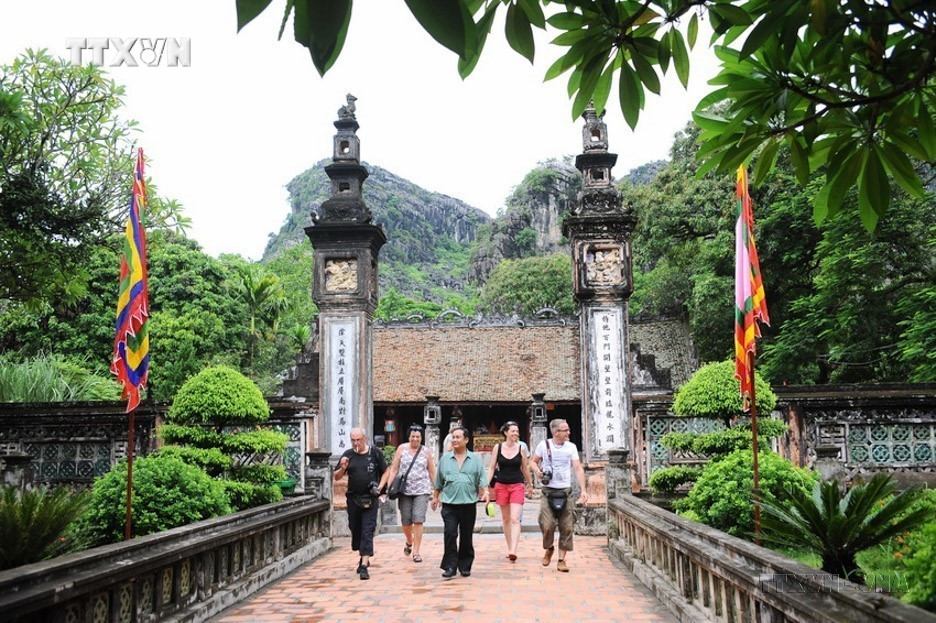Đền thờ Vua Đinh Tiên Hoàng, nơi lưu dấu nhiều giá trị văn hóa, lịch sử, nghệ thuật kiến trúc, tâm linh, thu hút khách quốc tế đến tham quan. Ảnh: Minh Đức - TTXVN vna_potal_10_nam_quan_the_danh_thang_trang_an_duoc_unesco_ghi_danh_la_di_san_van_hoa_va_thien_nhien_the_gioi_7337275.jpg