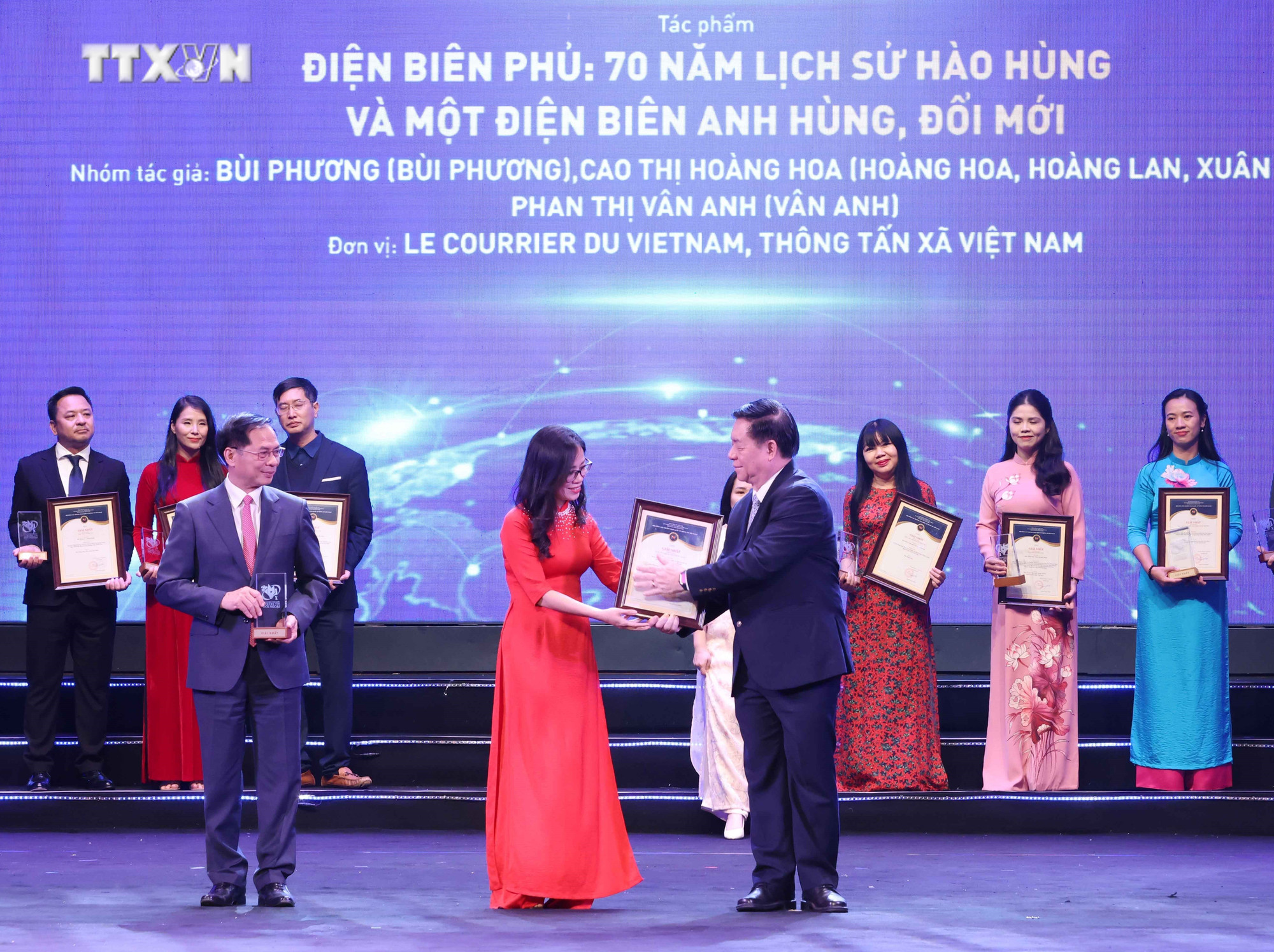 Đại diện nhóm tác giả Báo Le Courrier du Vietnam (Thông tấn xã Việt Nam) nhận giải Nhất cho tác phẩm “Điện Biên Phủ: 70 năm lịch sử hào hùng và một Điện Biên anh hùng, đổi mới”. Ảnh: Phương Hoa - TTXVN vna_potal_le_trao_giai_thuong_toan_quoc_ve_thong_tin_doi_ngoai_lan_thu_x_7737172.jpg