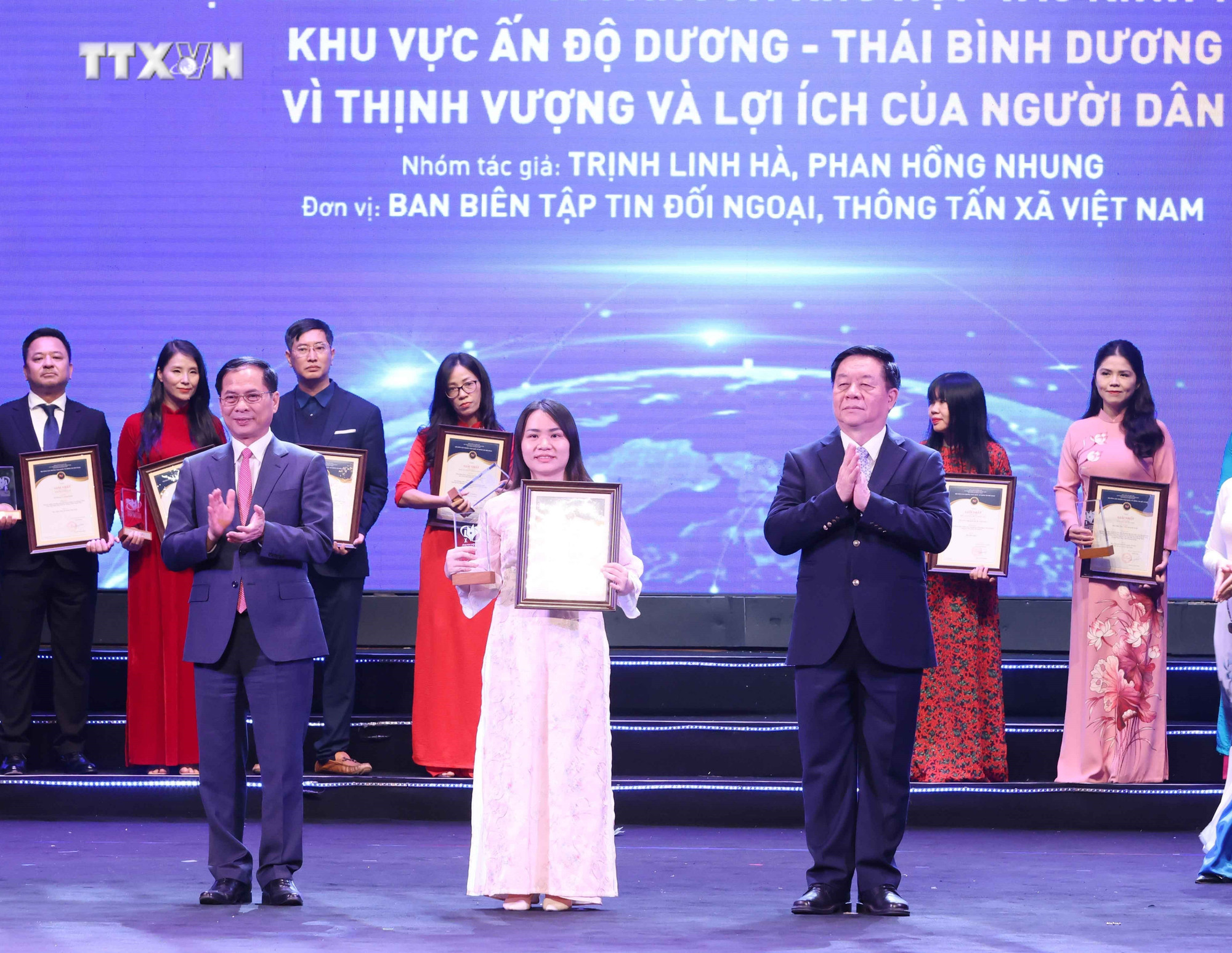 Đại diện nhóm tác giả Ban biên tập tin Đối ngoại (Thông tấn xã Việt Nam) nhận giải Nhất ở hạng mục Báo điện tử tiếng nước ngoài với tác phẩm “Việt Nam hướng tới khuôn khổ hợp tác kinh tế mới khu vực Ấn Độ Dương-Thái Bình Dương vì thịnh vượng và lợi ích của người dân”. Ảnh: Phương Hoa - TTXVN vna_potal_le_trao_giai_thuong_toan_quoc_ve_thong_tin_doi_ngoai_lan_thu_10_7737175.jpg
