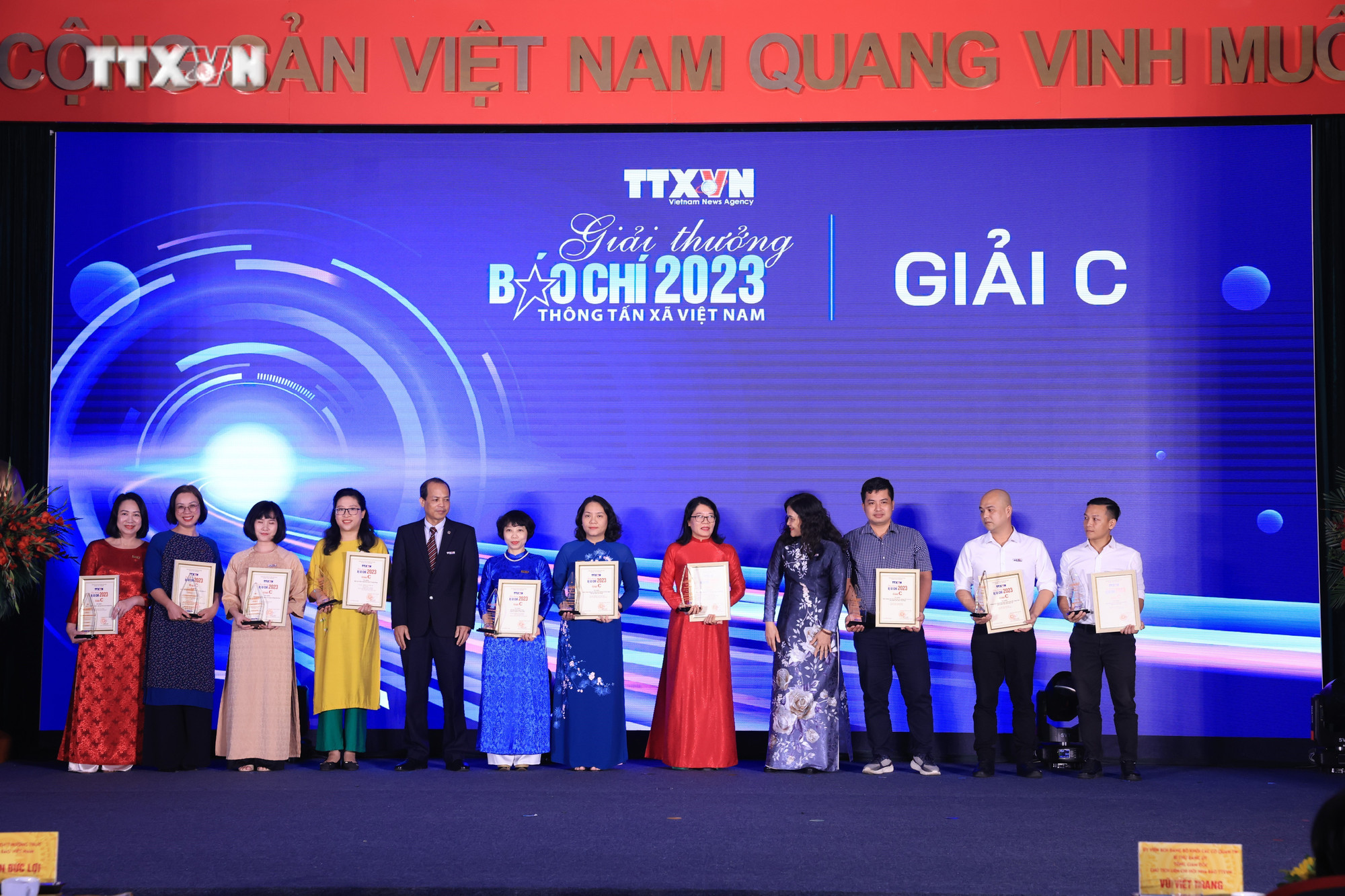 Phó Tổng giám đốc TTXVN Nguyễn Thị Sự và Trưởng Ban biên tập Ảnh Nguyễn Quang Hải trao giải C cho các tác giả, nhóm tác giả đạt giải. Ảnh: Tuấn Anh - TTXVN vna_potal_le_trao_giai_thuong_bao_chi_thong_tan_xa_viet_nam_nam_2023_7342358.jpg