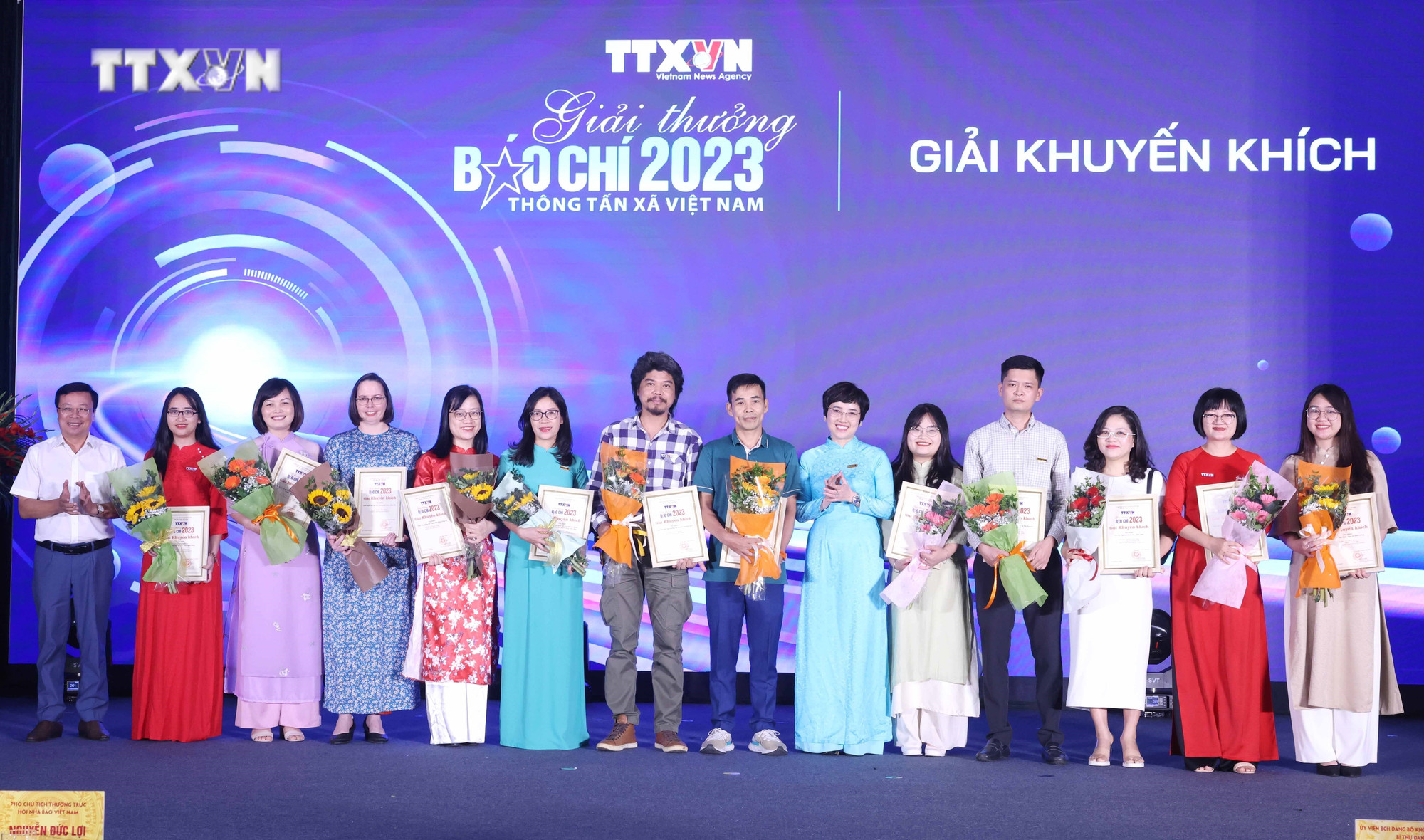 Các tác giả, đại diện nhóm tác giả nhận Giải Khuyến khích. Ảnh: Phương Hoa – TTXVN vna_potal_le_trao_giai_thuong_bao_chi_thong_tan_xa_viet_nam_nam_2023_7342325.jpg