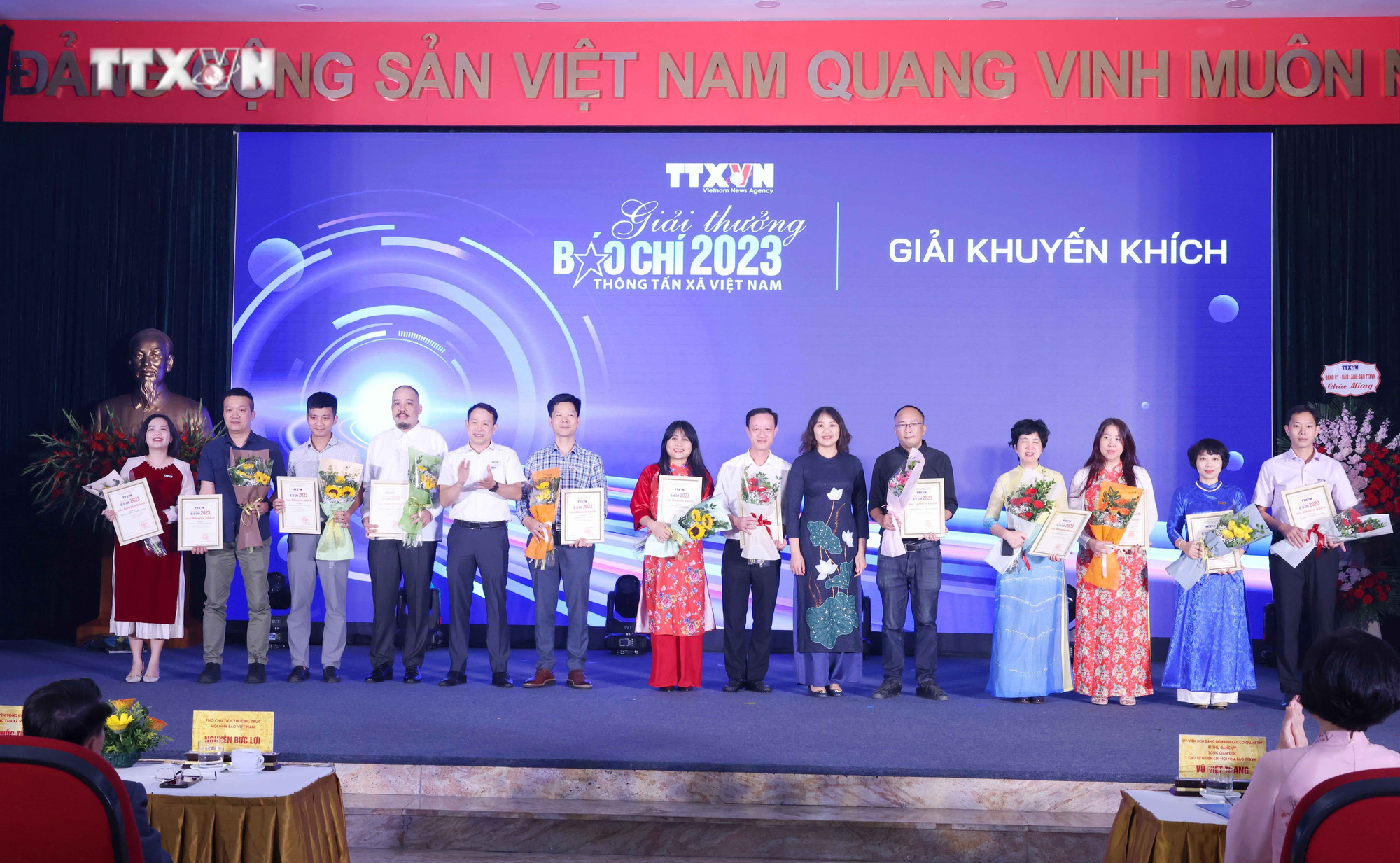 Các tác giả, đại diện nhóm tác giả nhận Giải Khuyến khích. Ảnh: Phương Hoa – TTXVN vna_potal_le_trao_giai_thuong_bao_chi_thong_tan_xa_viet_nam_nam_2023_7342326.jpg