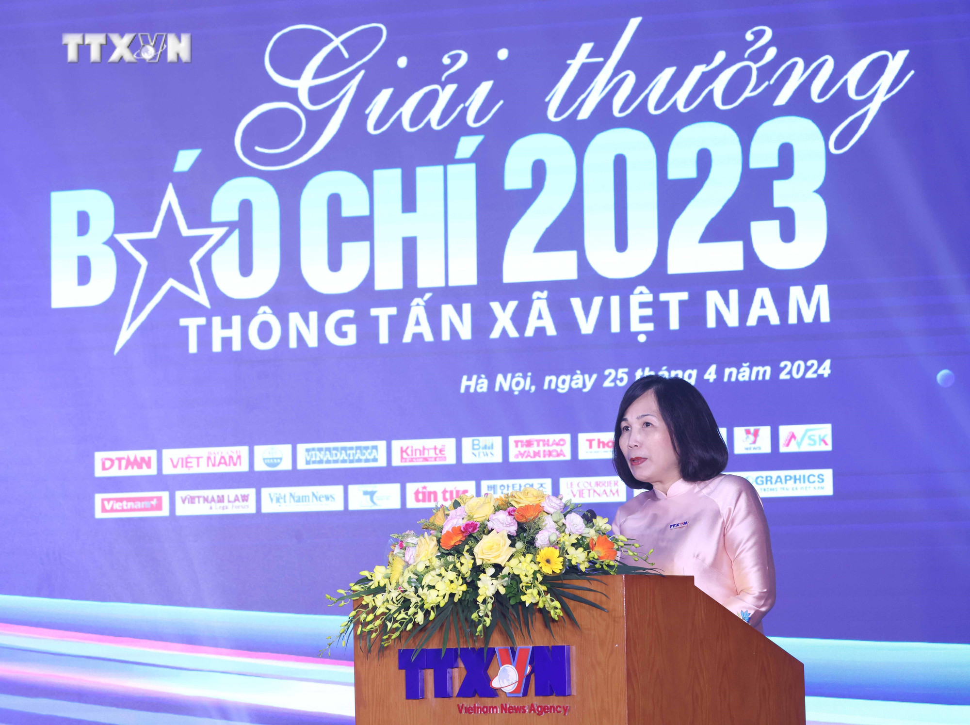Bà Nguyễn Hồng Hạnh, Phó Chủ tịch Thường trực Liên Chi hội Nhà báo Thông tấn xã Việt Nam phát biểu tại Lễ trao giải. Ảnh: Phương Hoa - TTXVN vna_potal_le_trao_giai_thuong_bao_chi_thong_tan_xa_viet_nam_nam_2023_7342323.jpg