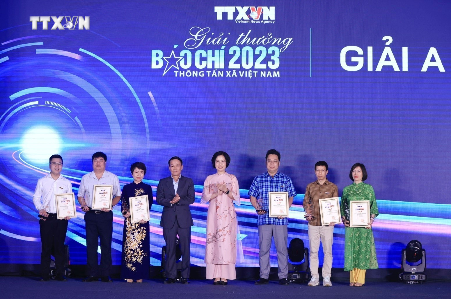 Tổng giám đốc TTXVN Vũ Việt Trang và Phó Chủ tịch thường trực Hội Nhà báo Việt Nam Nguyễn Đức Lợi trao giải A cho các tác giả, nhóm tác giả đạt giải. Ảnh: Tuấn Anh - TTXVN vna_potal_le_trao_giai_thuong_bao_chi_thong_tan_xa_viet_nam_nam_2023_7342520.jpeg