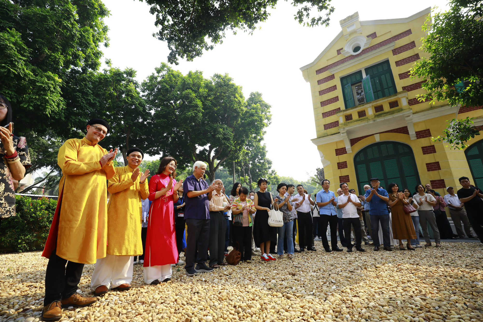 Hai nhiếp ảnh gia Andy Soloman, Lê Bích (áo vàng) và các vị đại biểu dự triển lãm nhiếp ảnh “Hà Nội – Một thời để nhớ”. Ảnh: An Thành Đạt 5b1de4cd-8d40-42ef-90f7-13bcf59215fd.jpg