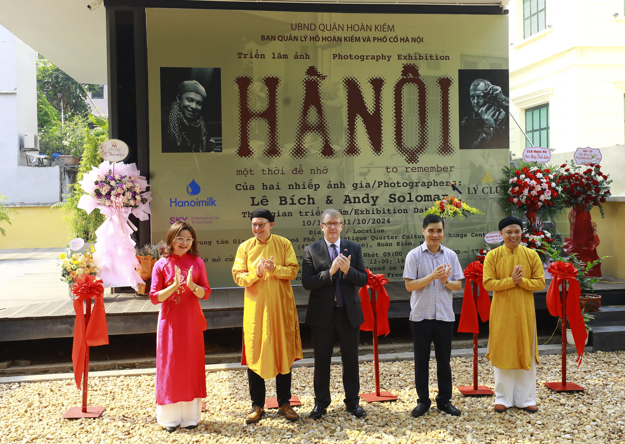 Hai nhiếp ảnh gia Andy Soloman, Lê Bích (đều mặc áo vàng) và các vị đại biểu cắt băng khai mạc triển lãm nhiếp ảnh “Hà Nội – Một thời để nhớ”. Ảnh: An Thành Đạt d754685a-bbc4-489c-81bf-3212cf4cc25b.jpg