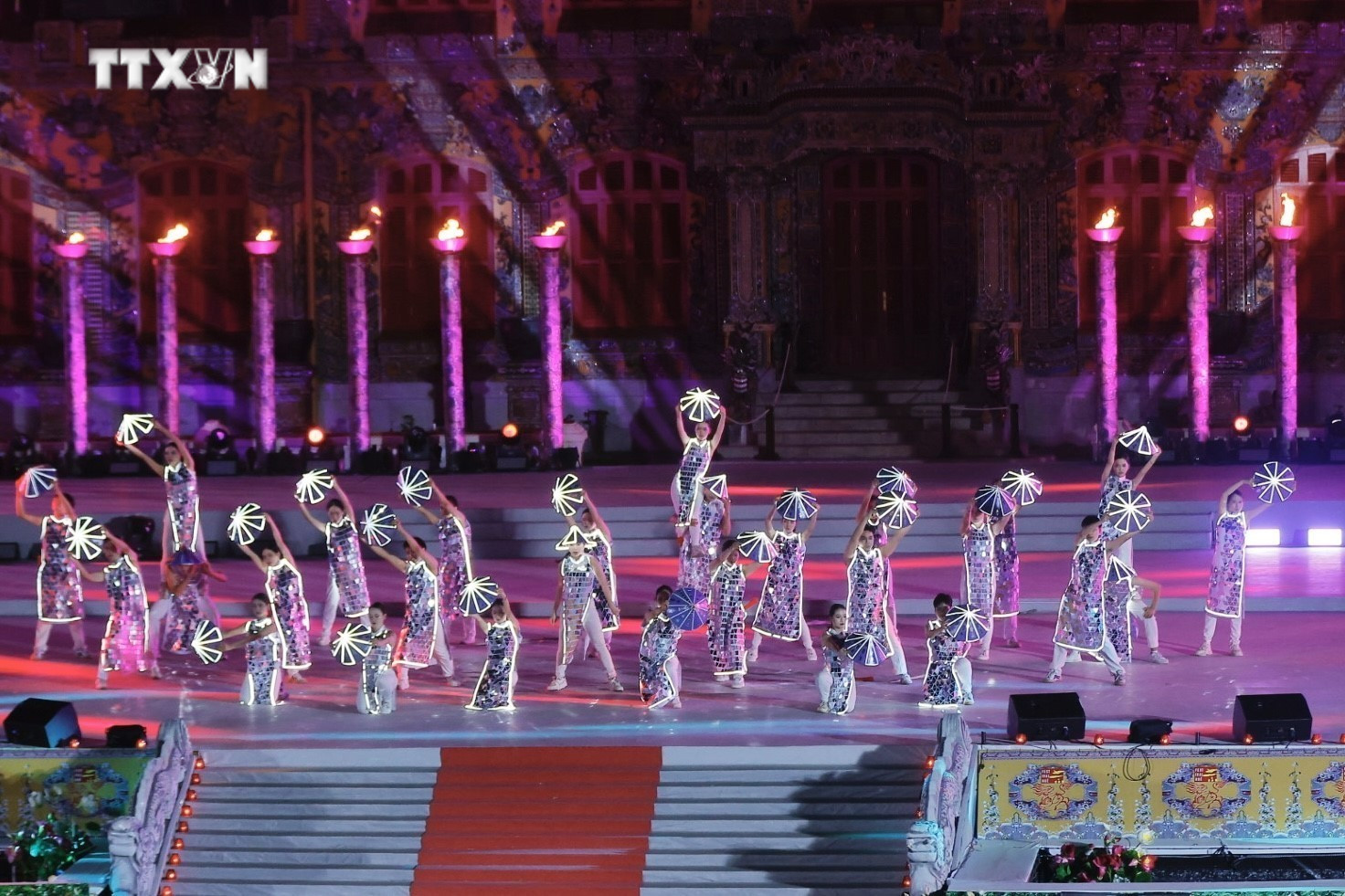 Tiết mục nghệ thuật trong đêm bế mạc. Ảnh: Minh Quyết - TTXVN vna_potal_be_mac_festival_hue_2024_7427639.jpeg