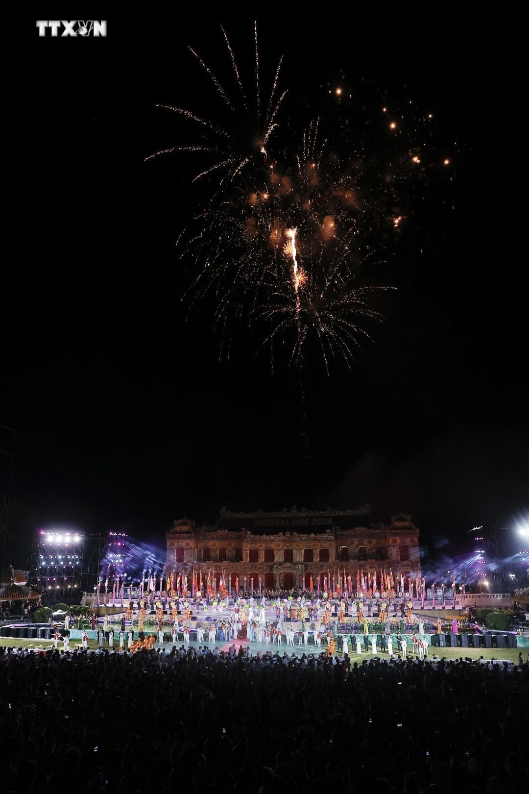 Quang cảnh lễ bế mạc Festival Huế 2024. Ảnh: Minh Quyết - TTXVN vna_potal_be_mac_festival_hue_2024_7427638.jpeg
